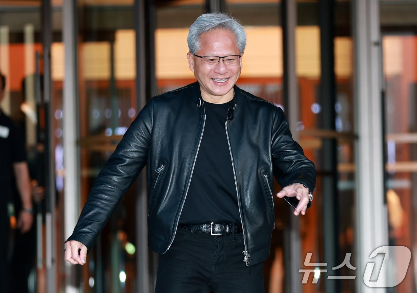 본문 이미지 - 젠슨 황 엔비디아 최고경영자(CEO)가 8일 서울 중구 신라호텔에서 열린 '엔비디아 코리아 AI 에코시스템 리셉션'을 마친 후 취재진의 질의에 답하고 있다. (공동취재) 2026.6.8 ⓒ 뉴스1 김민지 기자