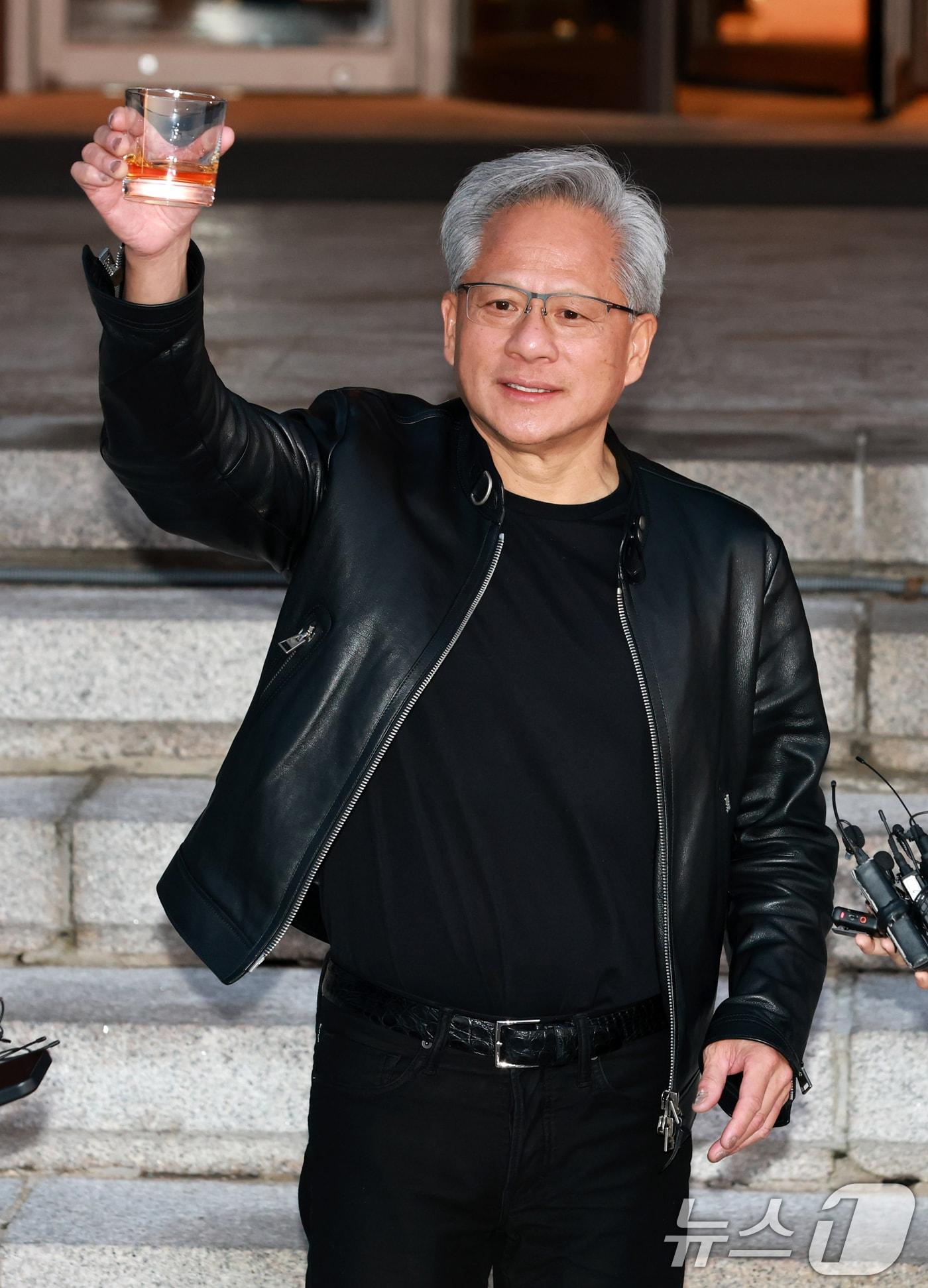 본문 이미지 - 젠슨 황 엔비디아 최고경영자(CEO)가 8일 서울 중구 신라호텔에서 열린 '엔비디아 코리아 AI 에코시스템 리셉션'을 마친 후 취재진의 질의에 답하고 있다. (공동취재) 2026.6.8 ⓒ 뉴스1 김민지 기자