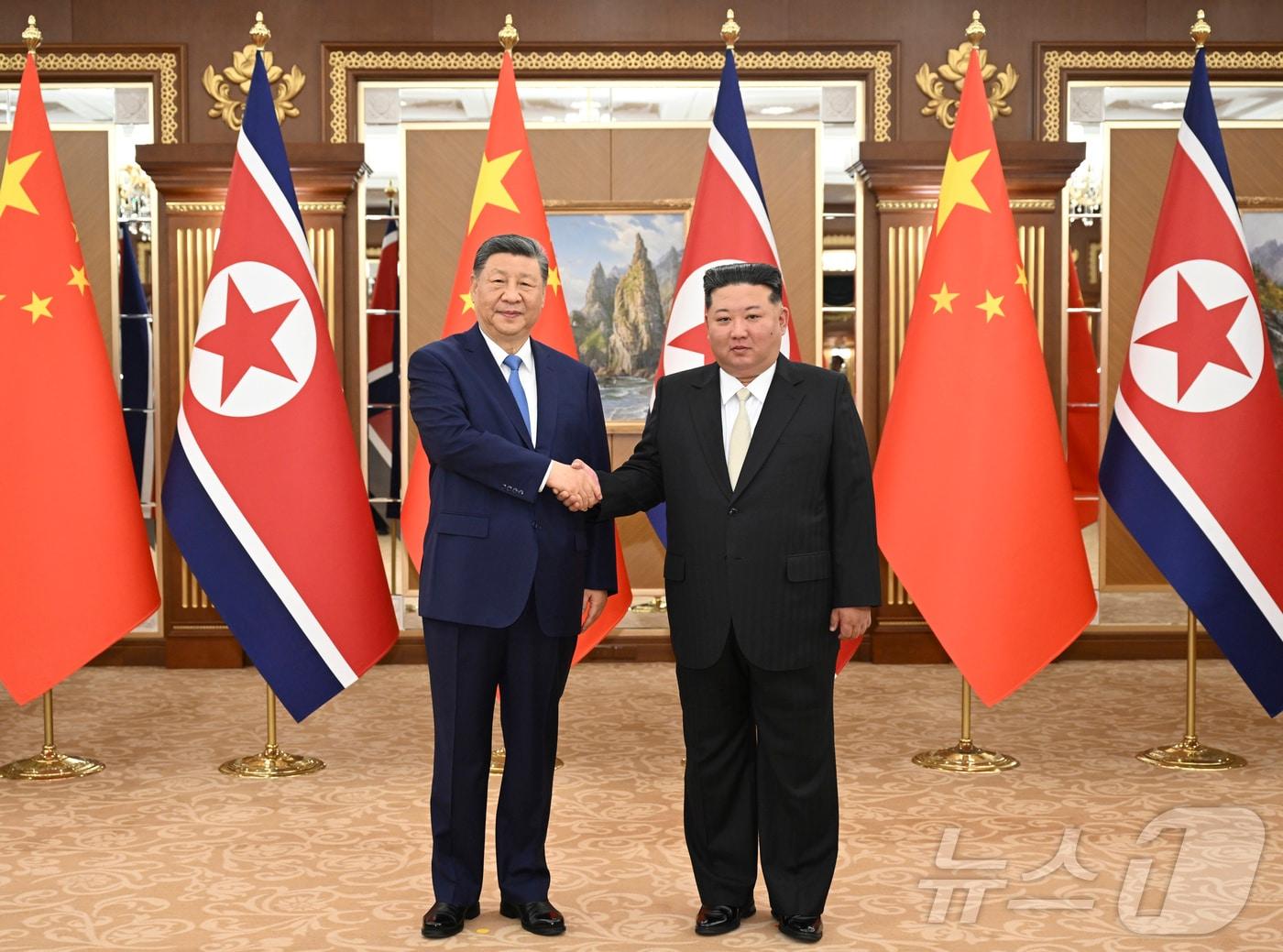 본문 이미지 - 김정은 북한 노동당 총비서와 시진핑 중국 국가주석이 8일 평양 금수산 영빈관에서 열린 정상회담에서 악수를 하고 있다. 2026.6.8 ⓒ 신화=뉴스1