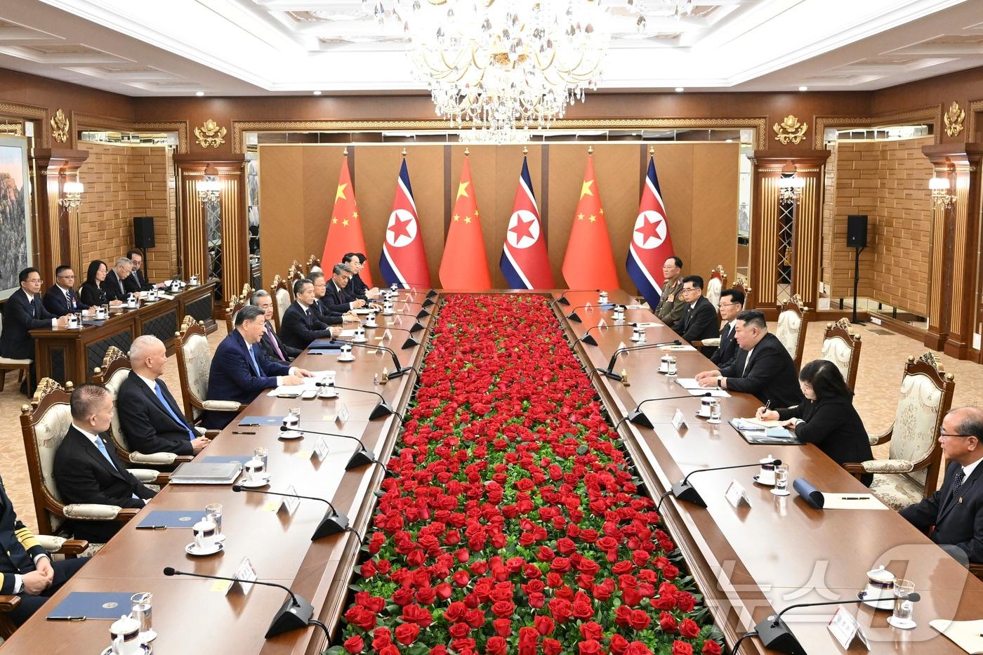 본문 이미지 - 김정은 북한 노동당 총비서와 시진핑 중국 국가주석이 8일 평양 금수산 영빈관에서 정상회담을 하고 있다. 2026.6.8 ⓒ 신화=뉴스1
