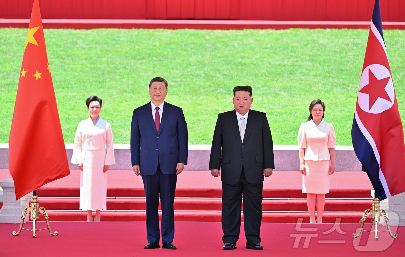 본문 이미지 - 김정은 북한 노동당 총비서와 시진핑 중국 국가주석이 8일 평양 김일성 광장에서 열린 환영행사에 참석하고 있다. 2026.6.8 ⓒ 신화=뉴스1