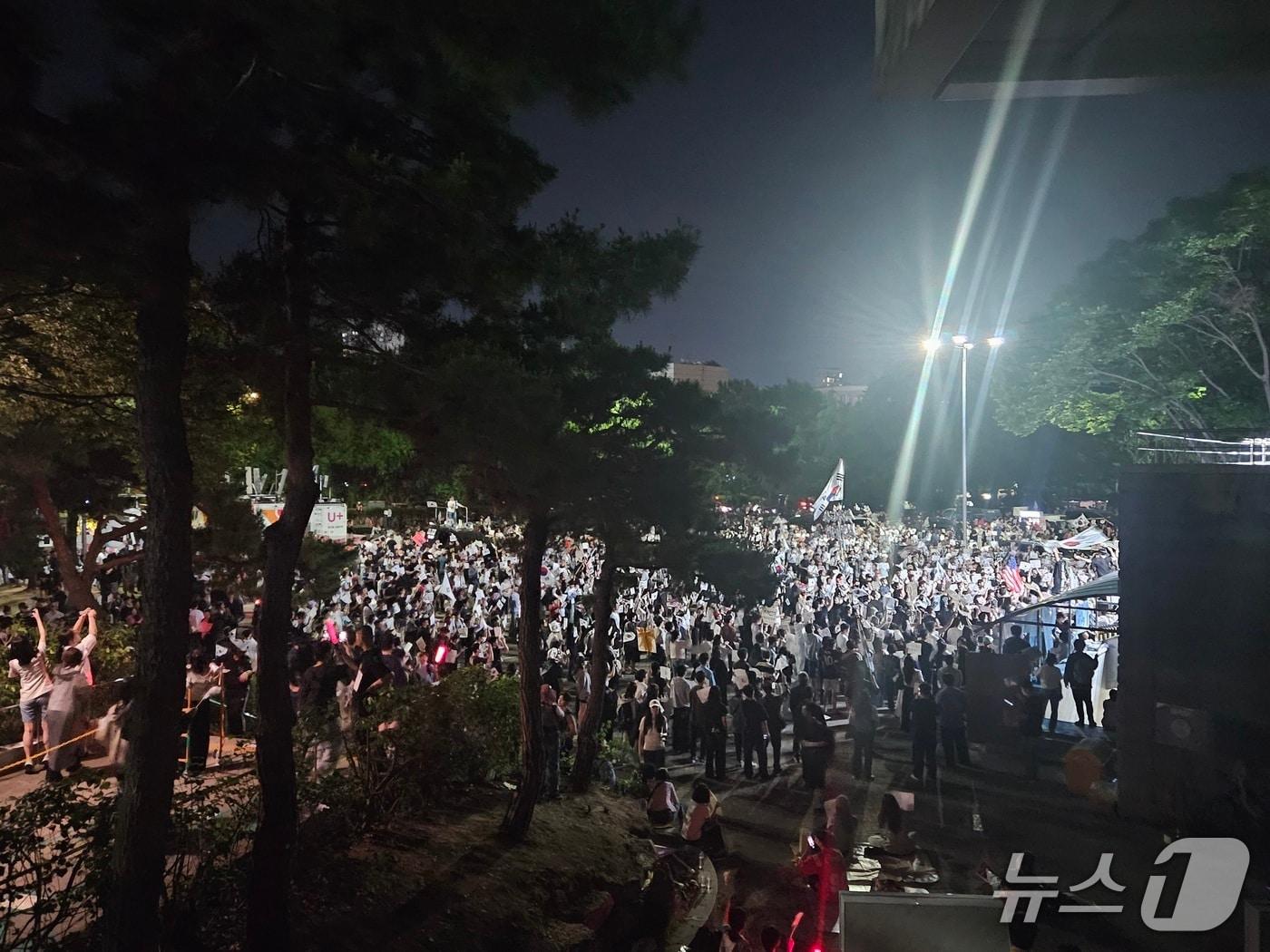 본문 이미지 - 8일 오후 9시쯤 서울 송파구 올림픽공원 핸드볼경기장 인근에 모인 시민들의 모습. 2026.6.8 ⓒ 뉴스1 윤지오 수습기자