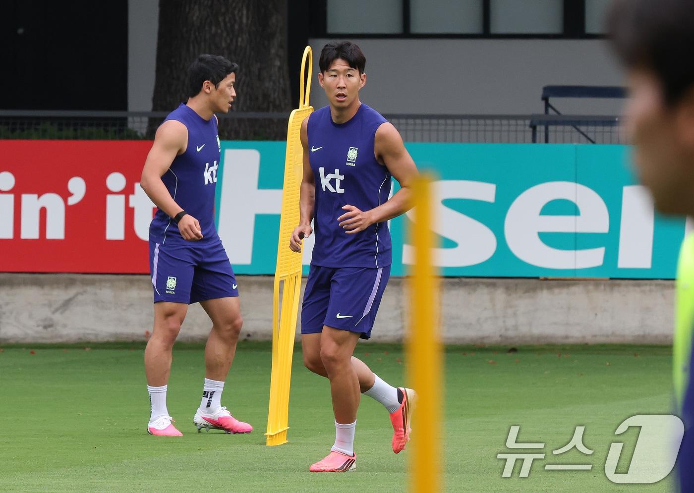 본문 이미지 - 2026 북중미 월드컵에 출전하는 대한민국 축구 국가대표팀 손흥민과 황의찬이 8일(현지시간) 멕시코 과달라하라 인근 사포판에 위치한 치바스 바예 베르데에서 훈련을 하고 있다. 2026.6.9 ⓒ 뉴스1 임세영 기자
