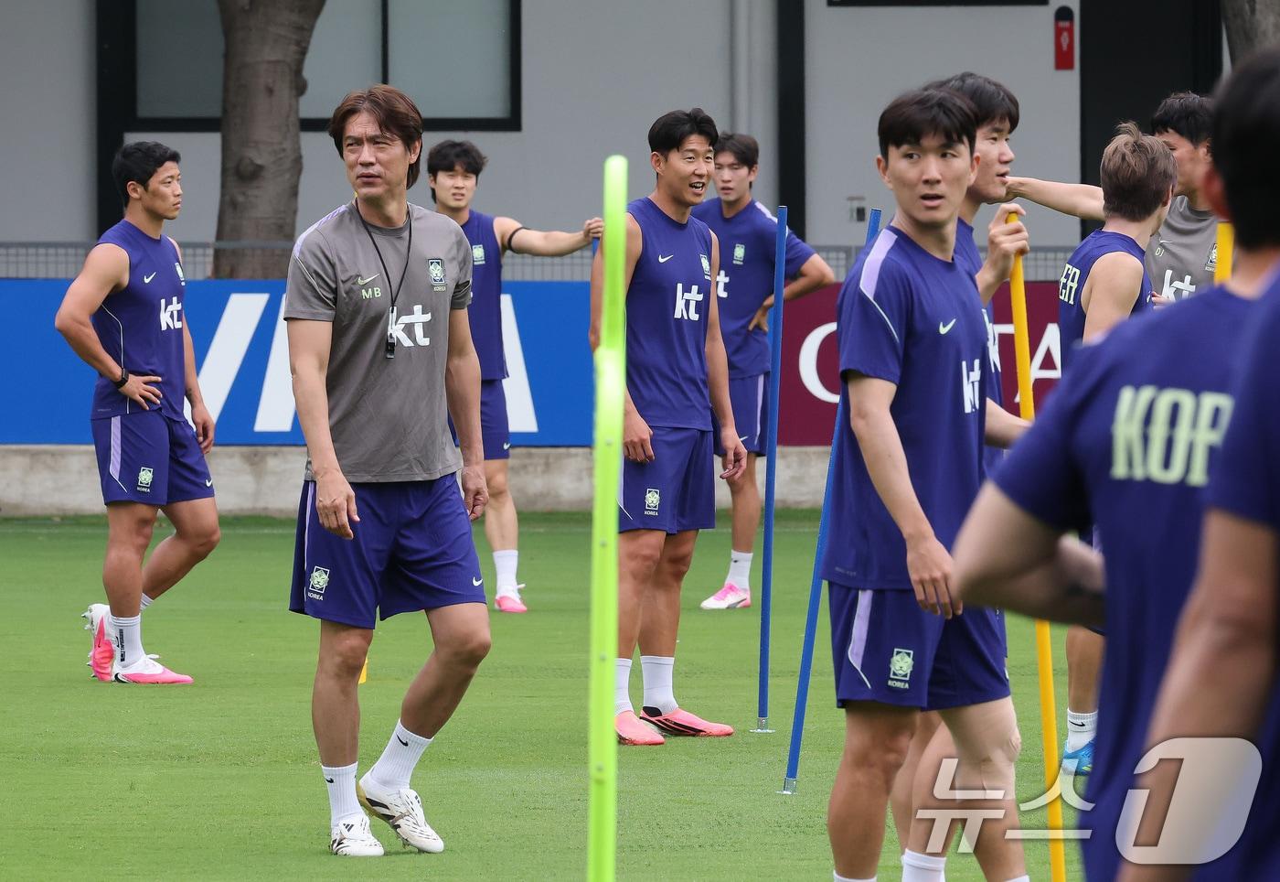 본문 이미지 - 2026 북중미 월드컵에 출전하는 대한민국 축구대표팀 홍명보 감독이 8일(현지시간) 멕시코 과달라하라 인근 사포판에 위치한 치바스 바예 베르데에서 선수들의 훈련을 지켜보고 있다. 2026.6.9 ⓒ 뉴스1 임세영 기자