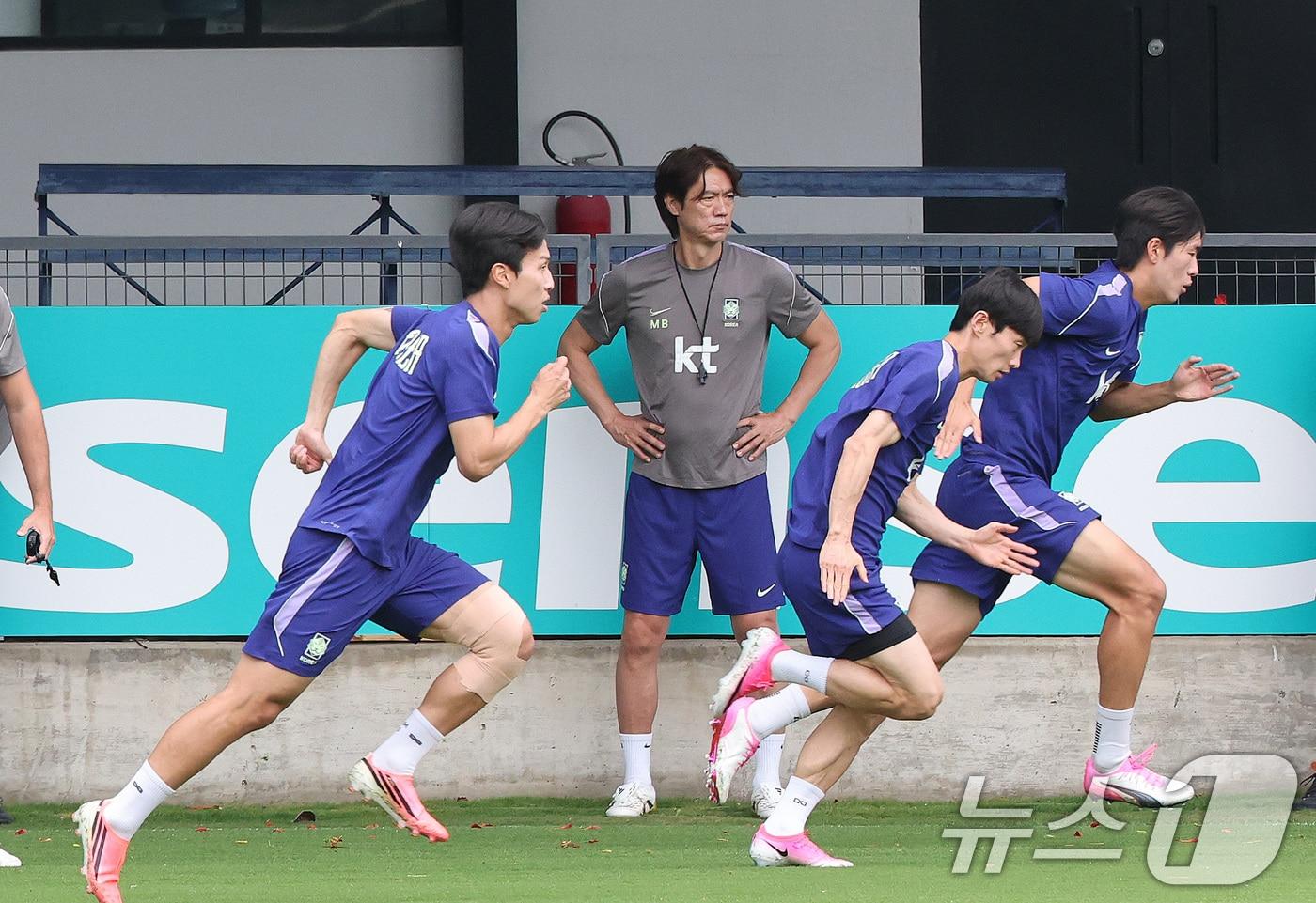 본문 이미지 - 2026 북중미 월드컵에 출전하는 대한민국 축구 국가대표팀 홍명보 감독이 8일(현지시간) 멕시코 과달라하라 인근 사포판에 위치한 치바스 바예 베르데에서 선수들의 훈련을 지켜보고 있다. 2026.6.9 ⓒ 뉴스1 임세영 기자