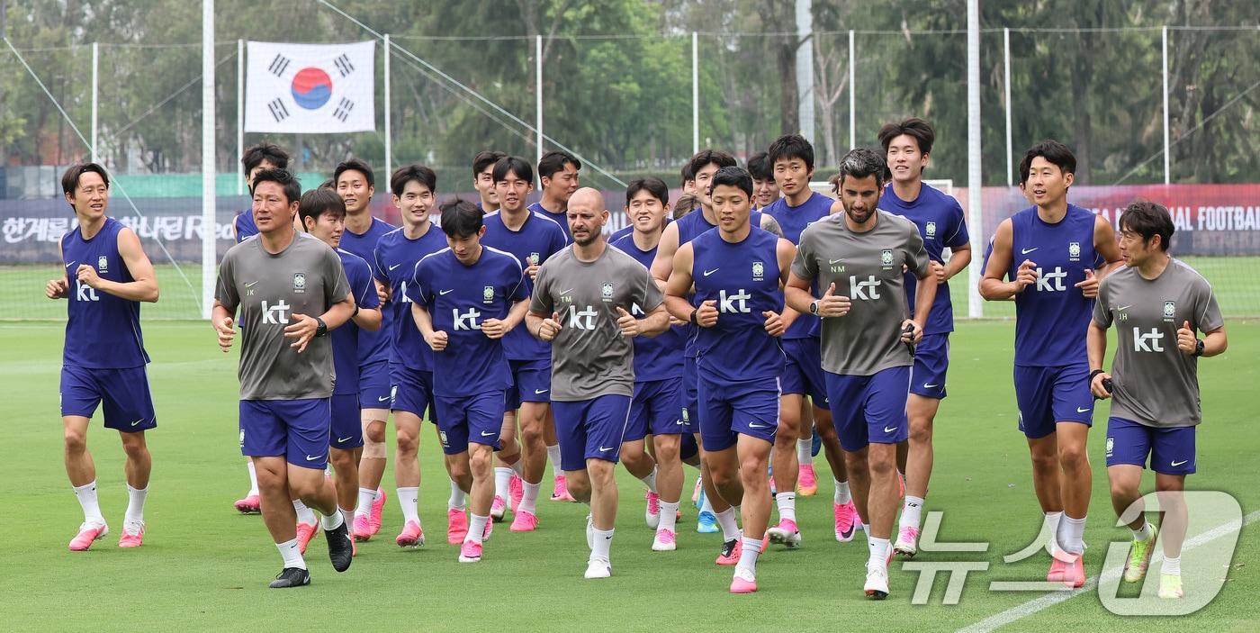 본문 이미지 - 2026 북중미 월드컵에 출전하는 대한민국 축구 국가대표팀 선수들이 8일(현지시간) 멕시코 과달라하라 인근 사포판에 위치한 치바스 바예 베르데에서 훈련을 하고 있다. 2026.6.9 ⓒ 뉴스1 임세영 기자