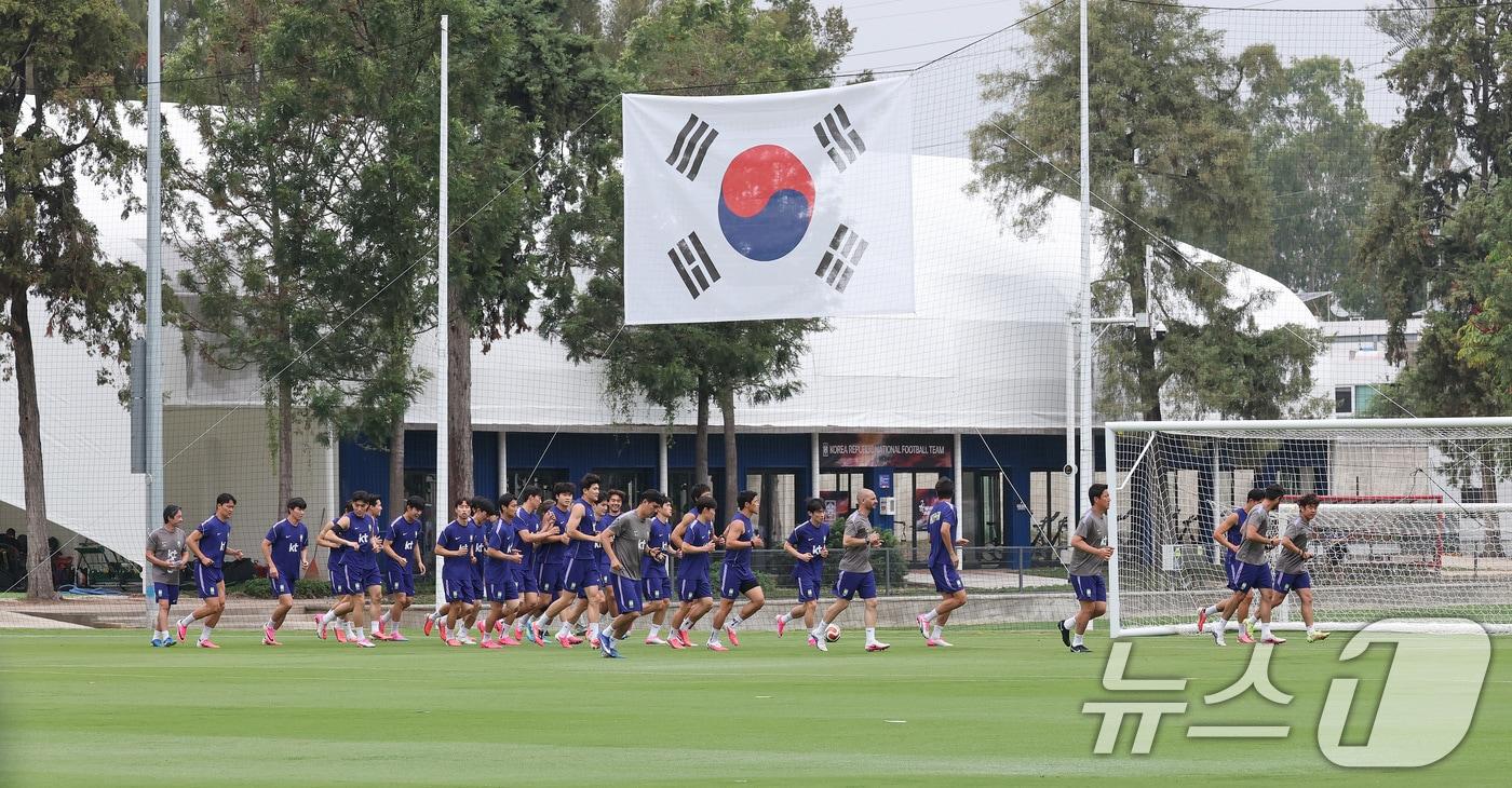 본문 이미지 - 2026 북중미 월드컵에 출전하는 대한민국 축구 국가대표팀 선수들이 8일(현지시간) 멕시코 과달라하라 인근 사포판에 위치한 치바스 바예 베르데에서 훈련을 하고 있다. 2026.6.9 ⓒ 뉴스1 임세영 기자