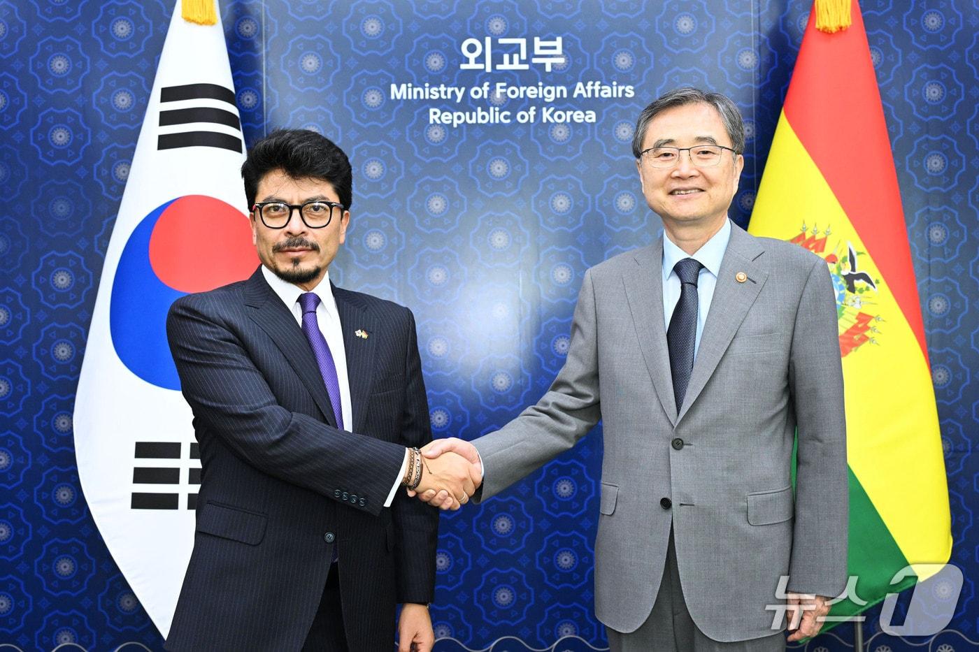 본문 이미지 - 조현 외교장관(오른쪽)은 8일 페르난도 우고 아라마요 카라스코(Fernando Hugo Aramayo Carrasco) 볼리비아 외교장관과 회담에 앞서 악수하고 있다.(외교부 제공)