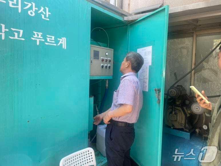 본문 이미지 - 안양시가 경기녹색환경지원센터와 함께 최근 동안구 관양동의 한 사업장을 방문해 약품 투입량 및 운영조건의 적정관리에 대한 기술지원을 실시하고 있다.(안양시 제공. 재판매 및 DB금지)/뉴스1