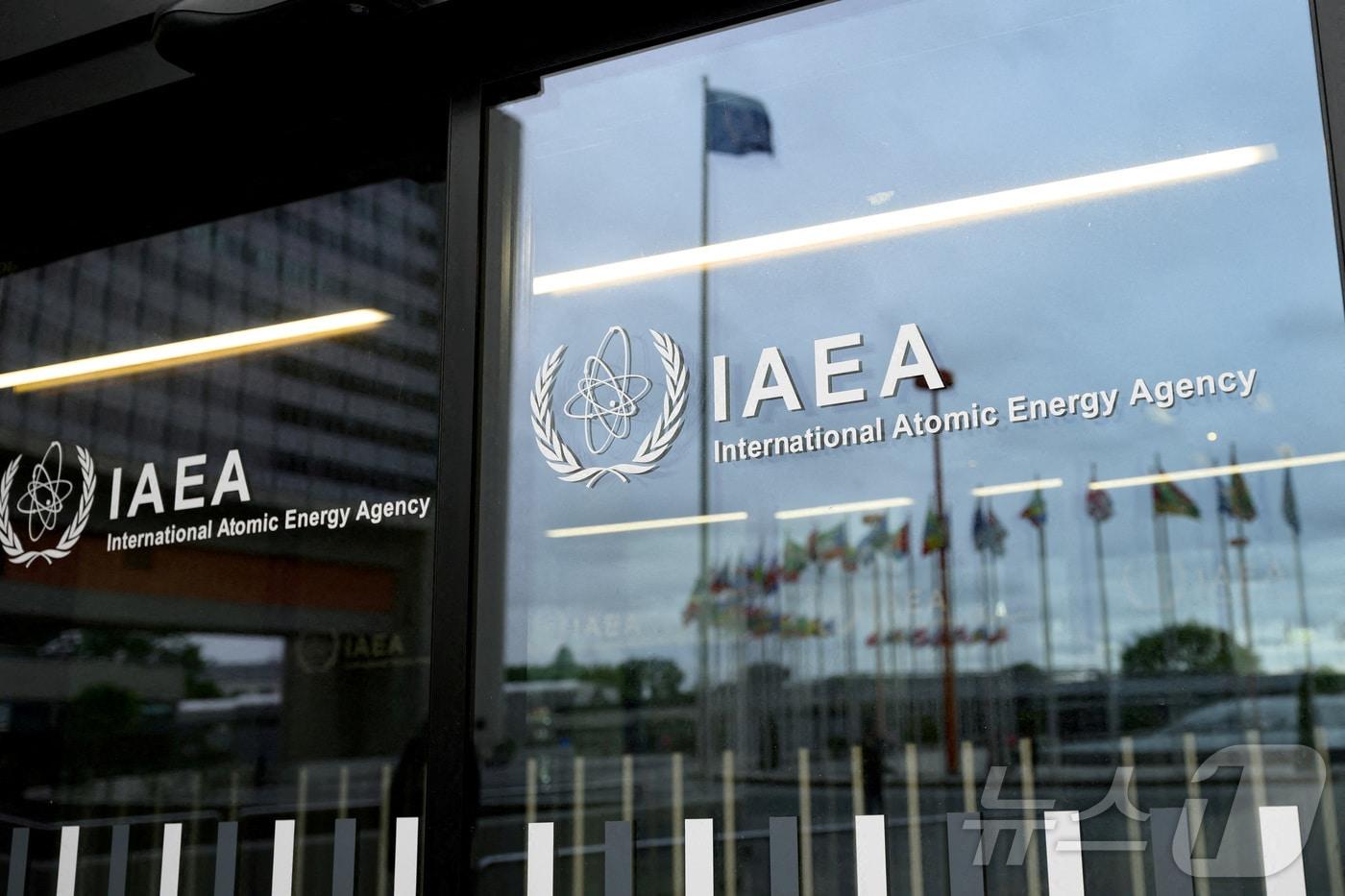 본문 이미지 - 오스트리아 빈 소재 국제원자력기구(IAEA) 본부 건물의 IAEA 로고. <자료사진> 2026.06.08. ⓒ 로이터=뉴스1