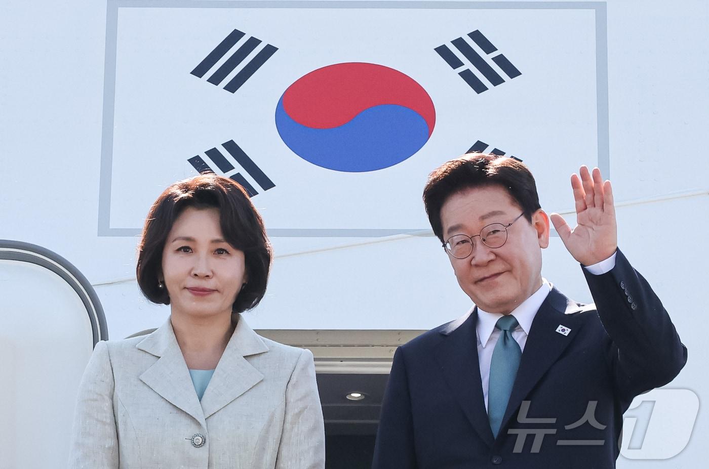 본문 이미지 - G7 정상회의 참석차 유럽 순방 일정에 나선 이재명 대통령과 김혜경 여사가 9일 경기 성남 서울공항을 통해 출국하며 인사하고 있다. 2026.6.9 ⓒ 뉴스1 허경 기자