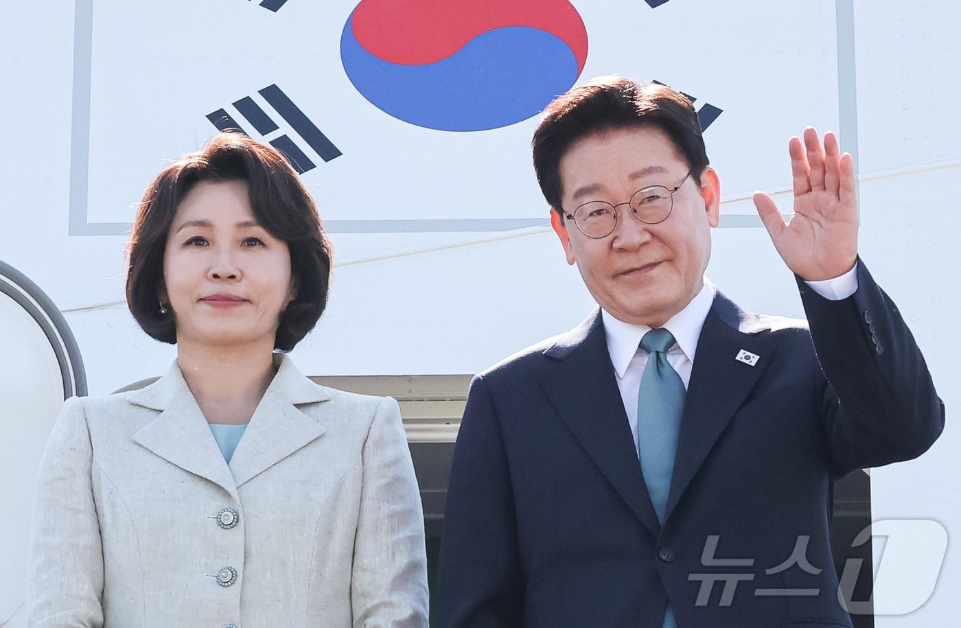 본문 이미지 - G7 정상회의 참석차 유럽 순방 일정에 나선 이재명 대통령과 김혜경 여사가 9일 경기 성남 서울공항을 통해 출국하며 인사하고 있다. 2026.6.9 ⓒ 뉴스1 허경 기자