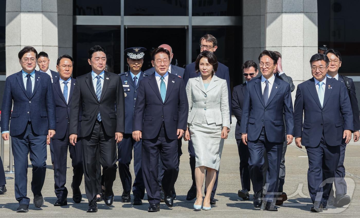 본문 이미지 - G7 정상회의 참석차 유럽 순방 일정에 나선 이재명 대통령과 김혜경 여사가 9일 경기 성남 서울공항에서 공군1호기로 이동하고 있다. 2026.6.9 ⓒ 뉴스1 허경 기자