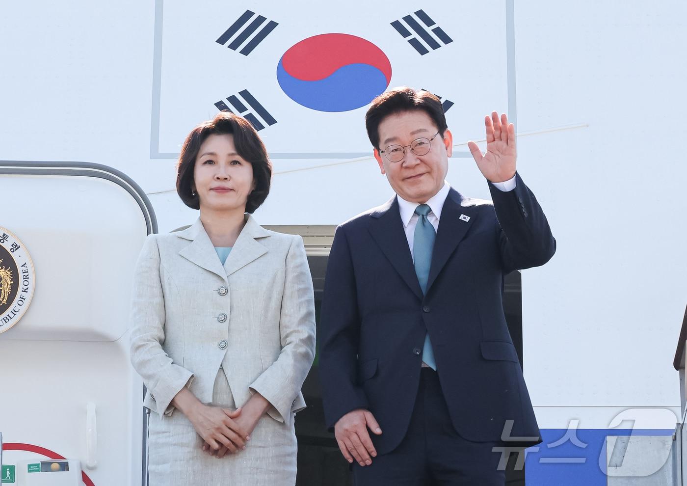 본문 이미지 - G7 정상회의 참석차 유럽 순방 일정에 나선 이재명 대통령과 김혜경 여사가 9일 경기 성남 서울공항을 통해 출국하며 인사하고 있다. 2026.6.9 ⓒ 뉴스1 허경 기자