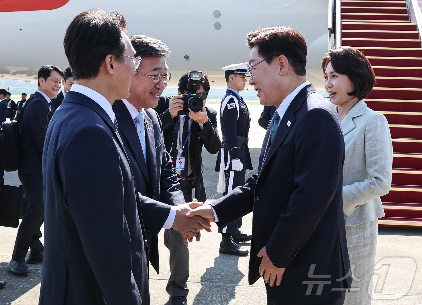 본문 이미지 - G7 정상회의 참석차 유럽 순방 일정에 나선 이재명 대통령이 9일 경기 성남 서울공항에서 윤호중 행정안전부 장관과 인사하고 있다. 2026.6.9 ⓒ 뉴스1 허경 기자