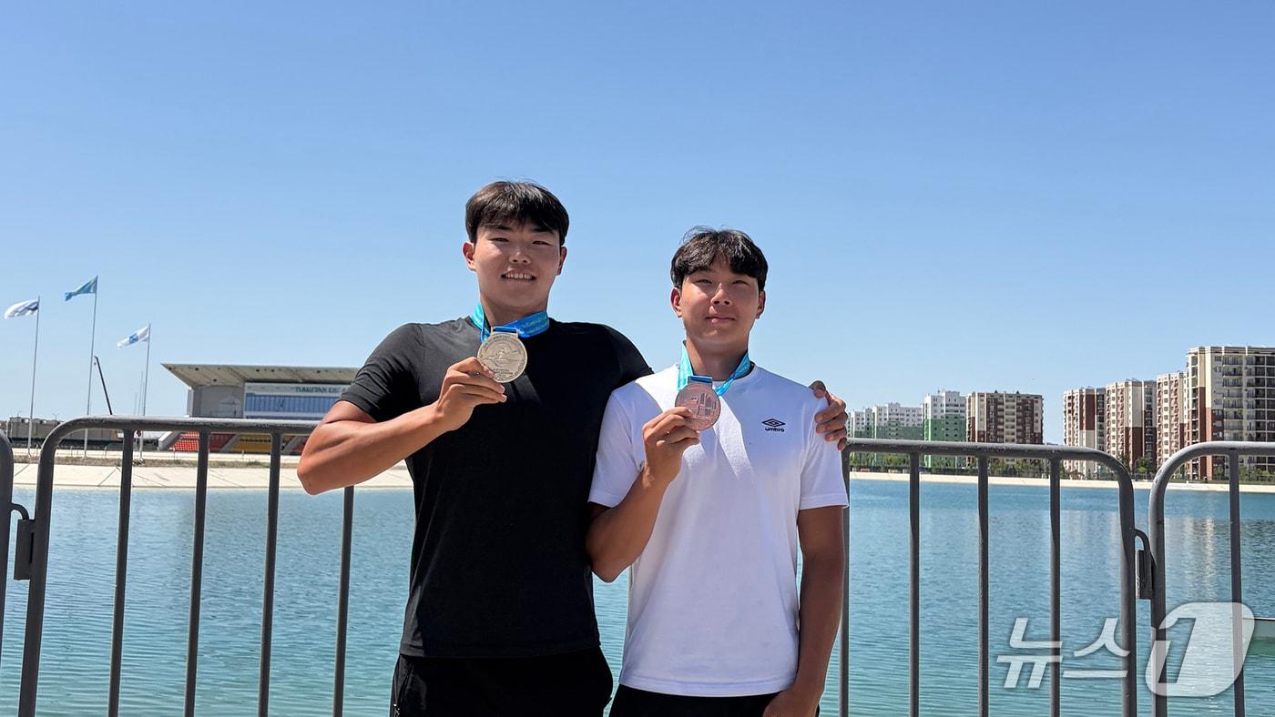 본문 이미지 - 서산시청 카누팀 김지우(왼쪽), 김진호 선수가 23세 이하(U-23) 아시아선수권대회에서 메달 획득을 축하하며 기념촬영을 하고 있다.(서산시 제공. 재판매 및 DB금지)2026.6.9/뉴스1