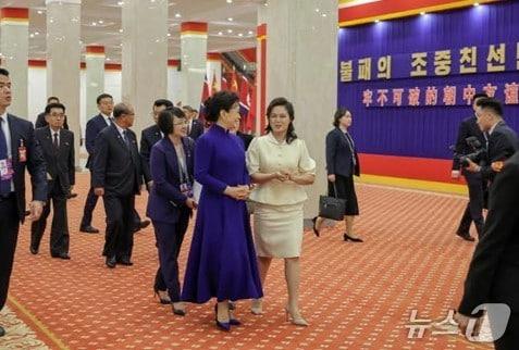 본문 이미지 - (평양 노동신문=뉴스1) =북한 노동당 기관지 노동신문은 9일 시진핑 중국 국가 주석을 위한 환영공연이 지난 8일 밤 평양체육관에서 성대히 진행됐다고 보도했다. 리설주 여사와 펑리위안 여사가 나란히 걷는 장면이 사진에 담겼다. [국내에서만 사용가능. 재배포 금지. DB 금지. For Use Only in the Republic of Korea. Redistribution Prohibited] rodongphoto@news1.kr