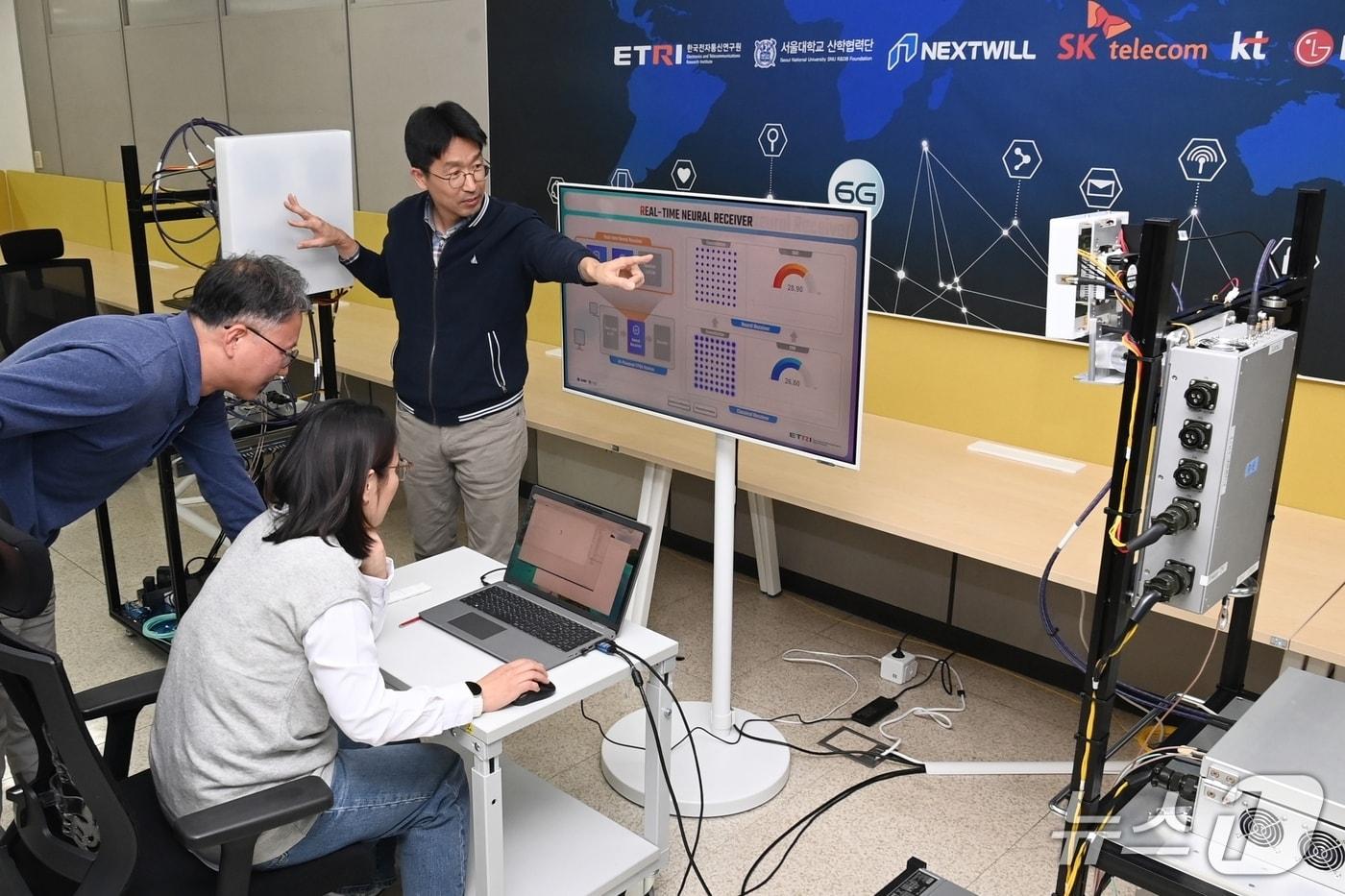 본문 이미지 - ETRI 연구진이 AI-RAN의 핵심요소 기술인 6G 지능형 무선 액세스 기술을 시연하는 모습. (ETRI 제공. 재판매 및 DB금지)2026.6.9/뉴스1
