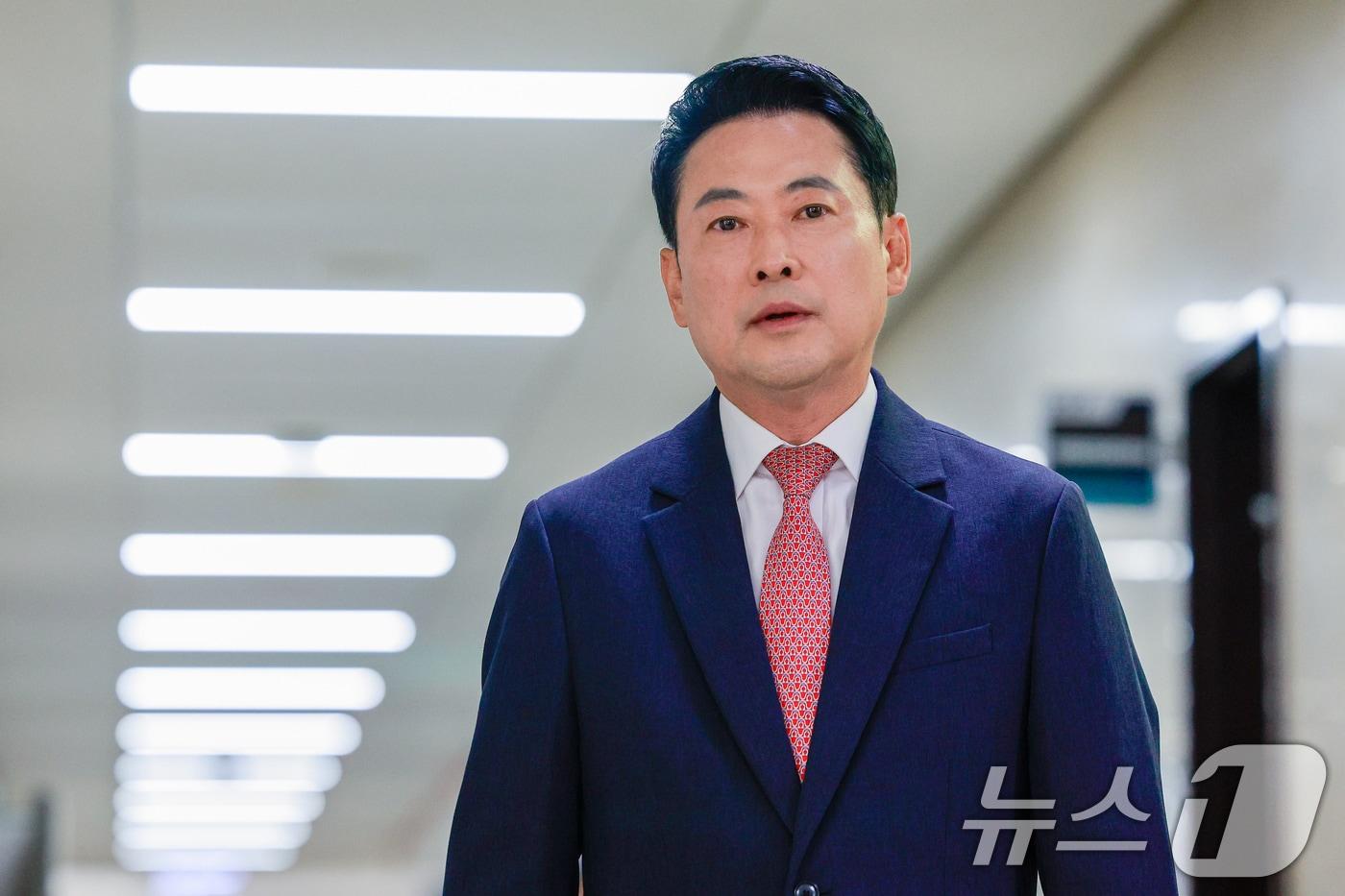 본문 이미지 - 장동혁 국민의힘 대표가 지난 9일 오전 서울 여의도 국회에서 현안 관련 기자회견을 하기 위해 입장하고 있다. 2026.6.9 ⓒ 뉴스1 안은나 기자