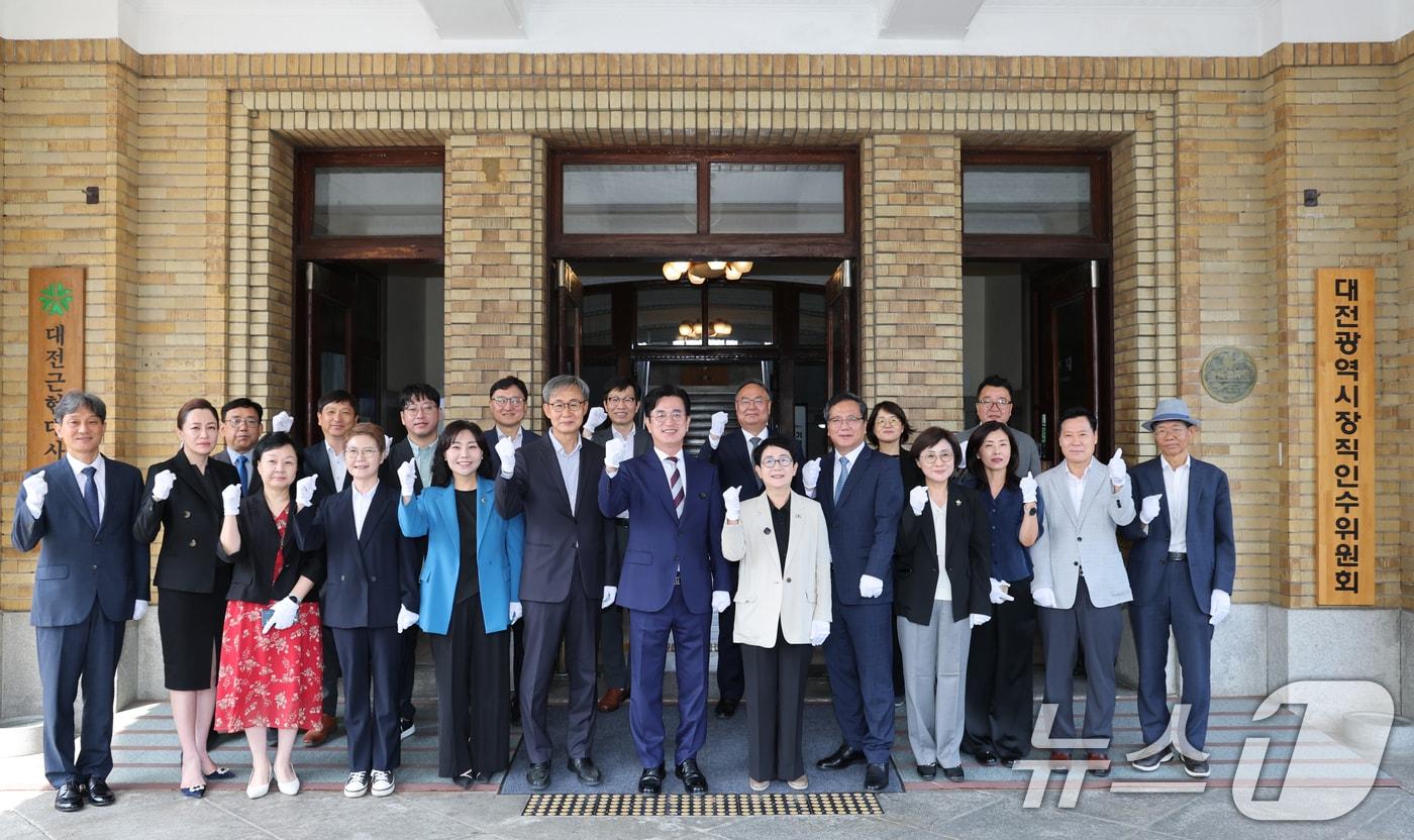 본문 이미지 - 허태정 대전시장 당선인과 인수위원들이 9일 오전 대전 중구 옛 충남도청에서 열린 인수위원회 현판식을 마치고 구호를 외치고 있다. 2026.6.9 ⓒ 뉴스1 김기태 기자