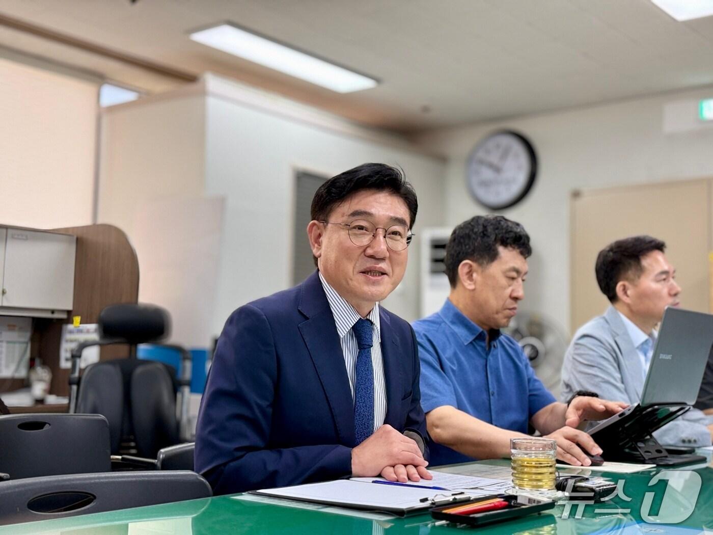 본문 이미지 - 김재준 군산시장 당선인이 9일 군산시청 브리핑룸에서 기자간담회를 갖고 민선 9기 시정운영을 준비할 인수TF팀에 대해 설명하고 있다.2026.6.9 ⓒ 뉴스1 김재수 기자