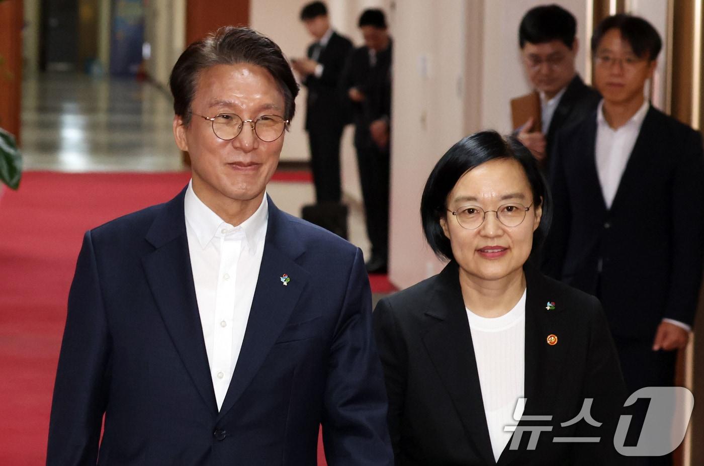 본문 이미지 - 김민석 국무총리와 한성숙 국무총리 후보자가 9일 오전 서울 종로구 세종대로 정부서울청사에서 열린 국무회의에 함께 참석하고 있다. 2026.6.9 ⓒ 뉴스1 김명섭 기자