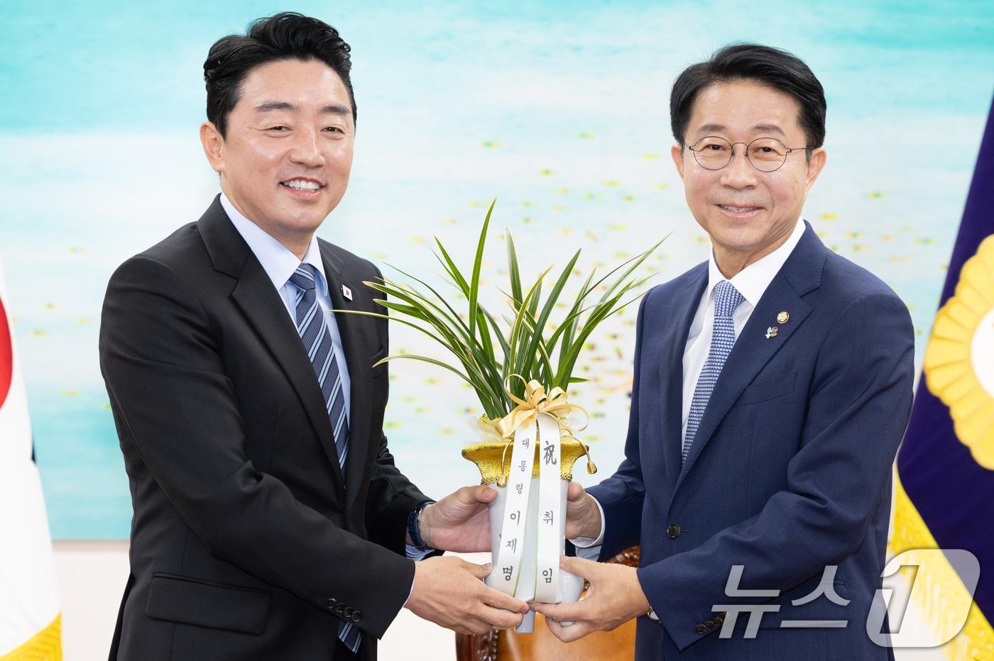 본문 이미지 - 강훈식 대통령 비서실장(왼쪽)이 9일 오전 서울 여의도 국회에서 조정식 신임 국회의장을 예방하며 이재명 대통령의 축하난을 전달하고 있다. (공동취재) 2026.6.9 ⓒ 뉴스1 안은나 기자