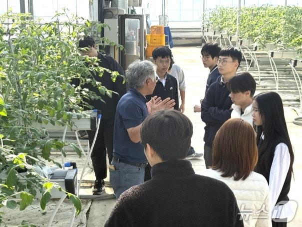 본문 이미지 - 남원용성고등 스마트팜 실습 장면.(전북교육청 제공, 재판매 및 DB금지)/뉴스1