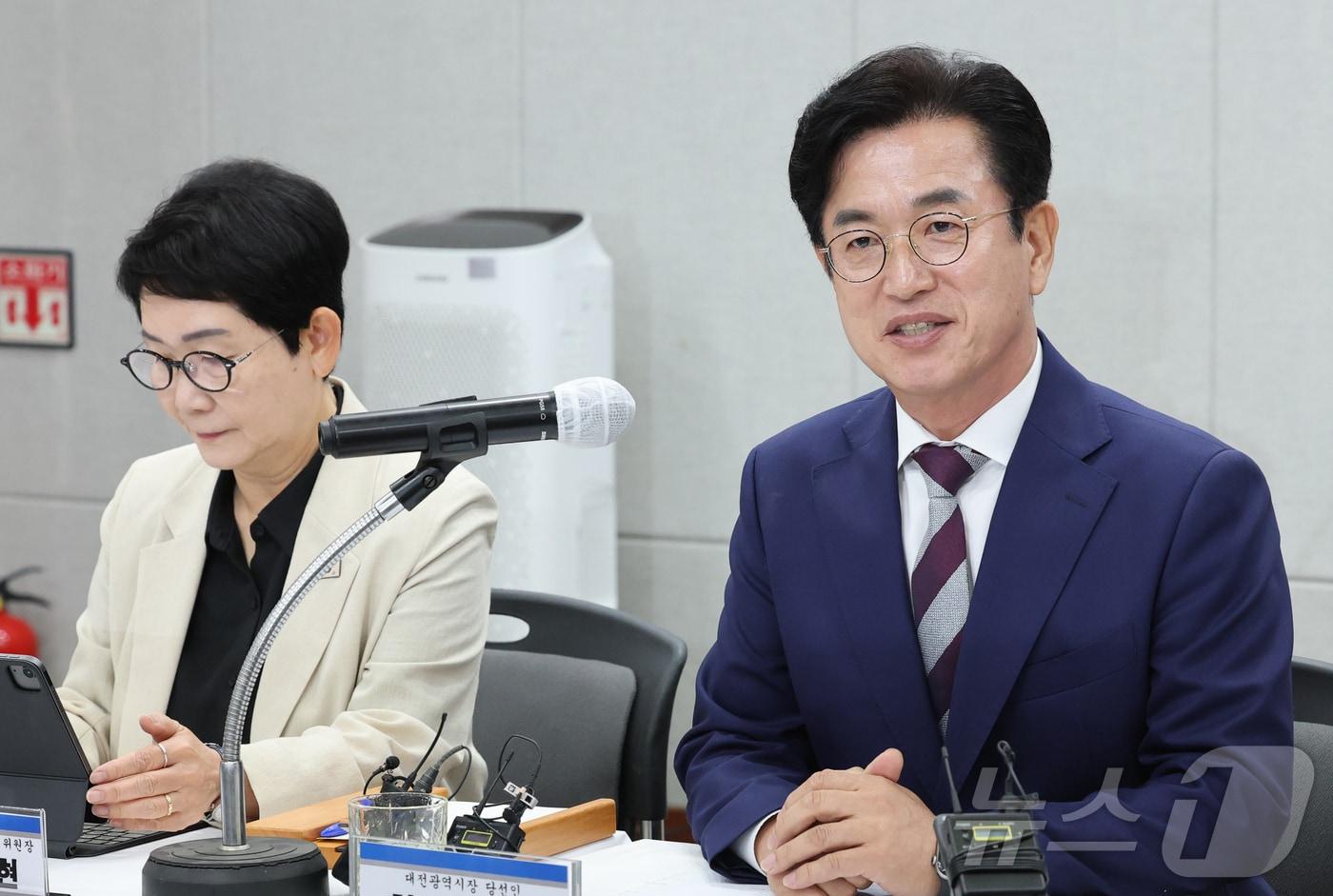 본문 이미지 - 허태정 대전시장 당선인이 9일 오전 대전 중구 옛 충남도청에서 열린 인수위원회 전체회의를 주재하고 있다. 2026.6.9 ⓒ 뉴스1 김기태 기자