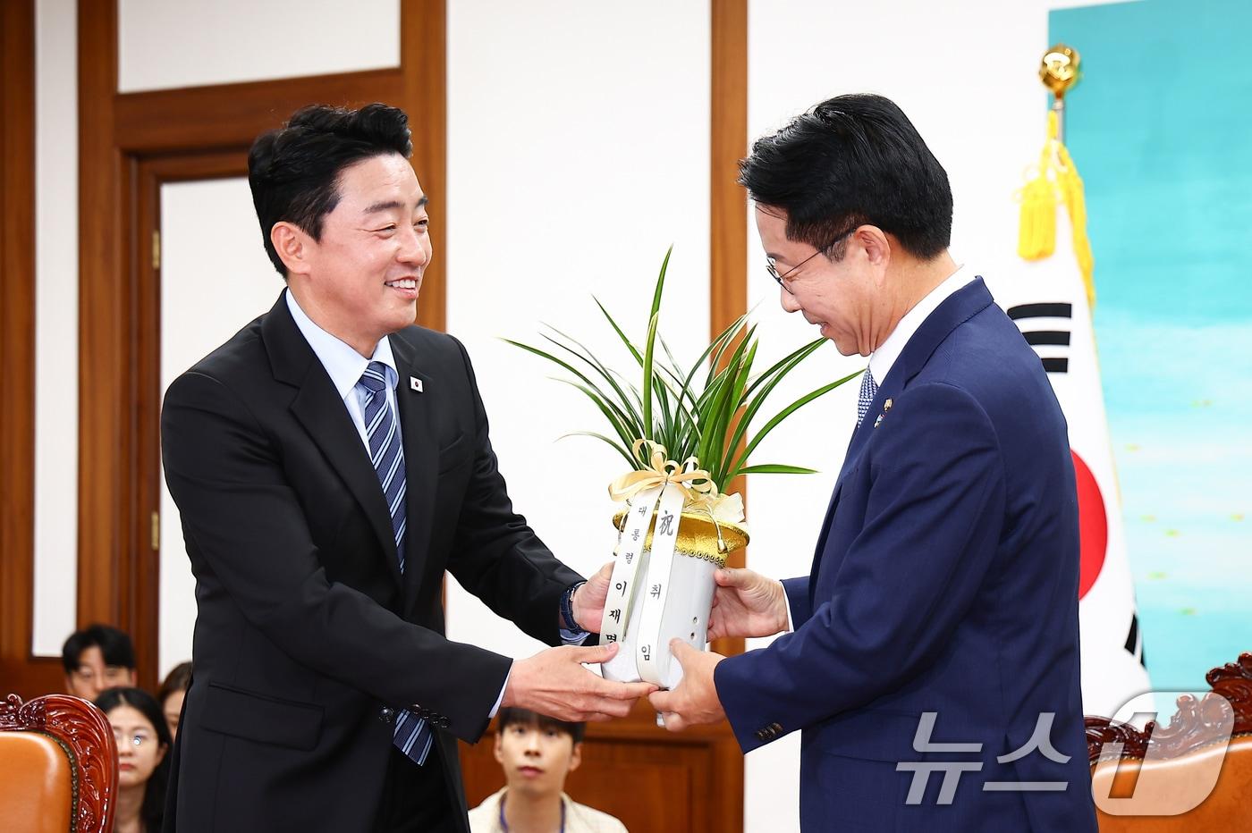 본문 이미지 - 조정식 국회의장(오른쪽)이 9일 오전 서울 여의도 국회에서 강훈식 대통령 비서실장으로부터 이재명 대통령 명의 축하 난을 전달받고 있다. (공동취재) 2026.6.9 ⓒ 뉴스1 안은나 기자