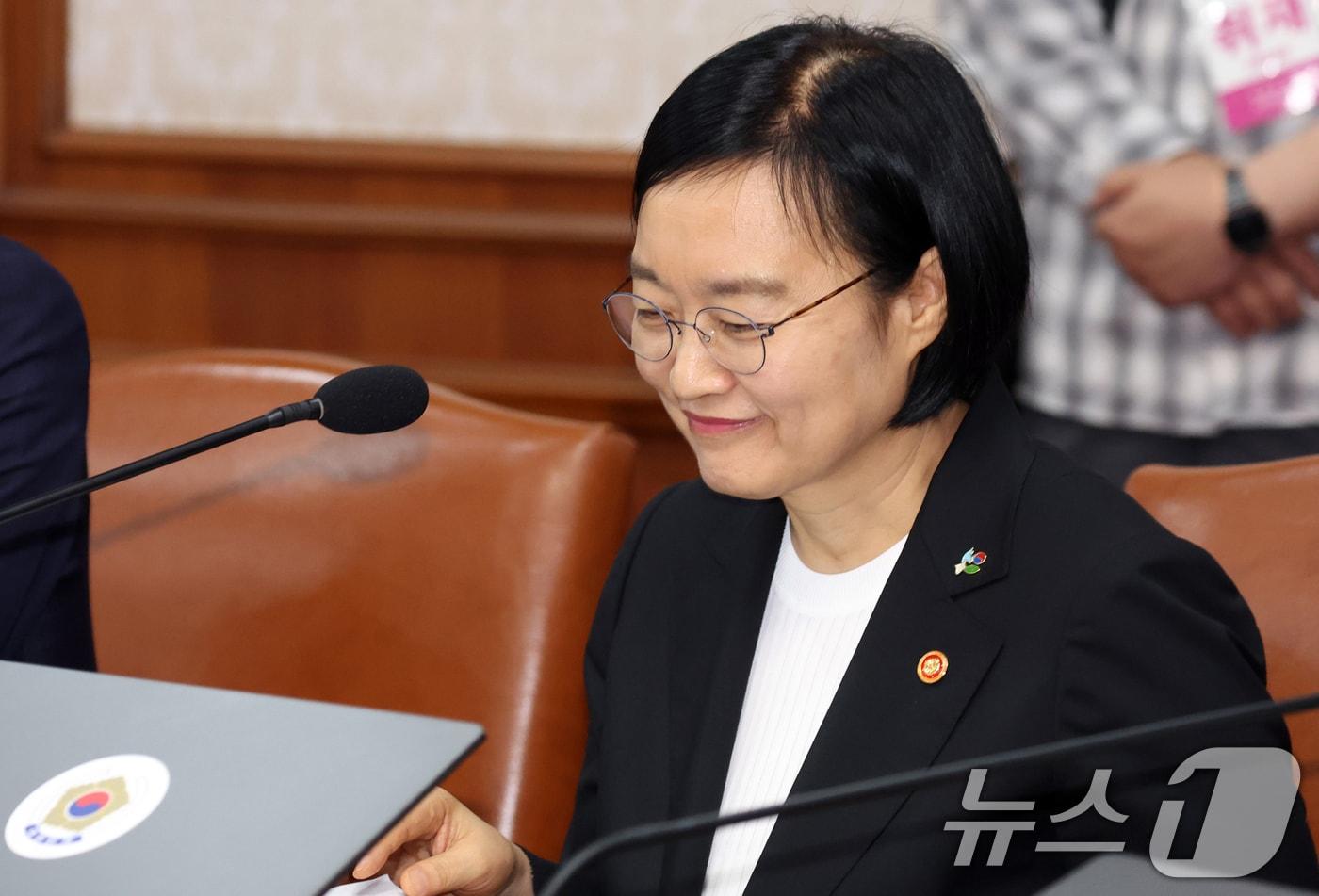 본문 이미지 - 한성숙 국무총리 후보자가 9일 오전 서울 종로구 세종대로 정부서울청사에서 열린 국무회의에서 김민석 국무총리의 소개에 미소를 짓고 있다. 2026.6.9 ⓒ 뉴스1 김명섭 기자