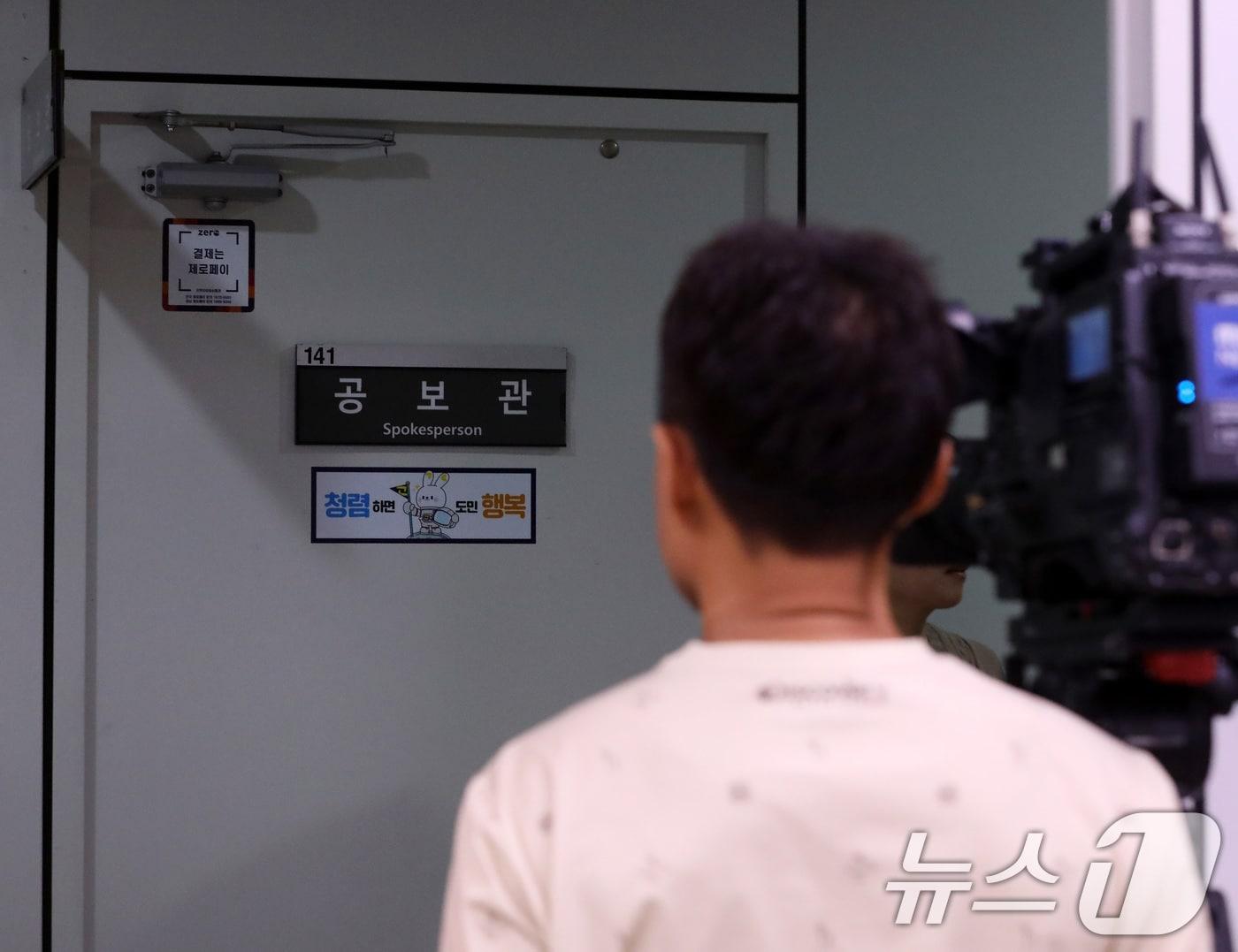 본문 이미지 - 경남경찰청 사이버수사과 9일 6·3 지방선거 과정에서 불거진 박완수 국민의힘 경남도지사 후보 선거대책위원회의 딥페이크(인공지능 합성 기술) 영상물 제작·배포와 관권선거 의혹과 관련해 강제수사에 착수했다. 사진은 이날 압수수색 중인 경남 창원 의창구 경남도청 공보관실 모습. ⓒ 뉴스1 윤일지 기자