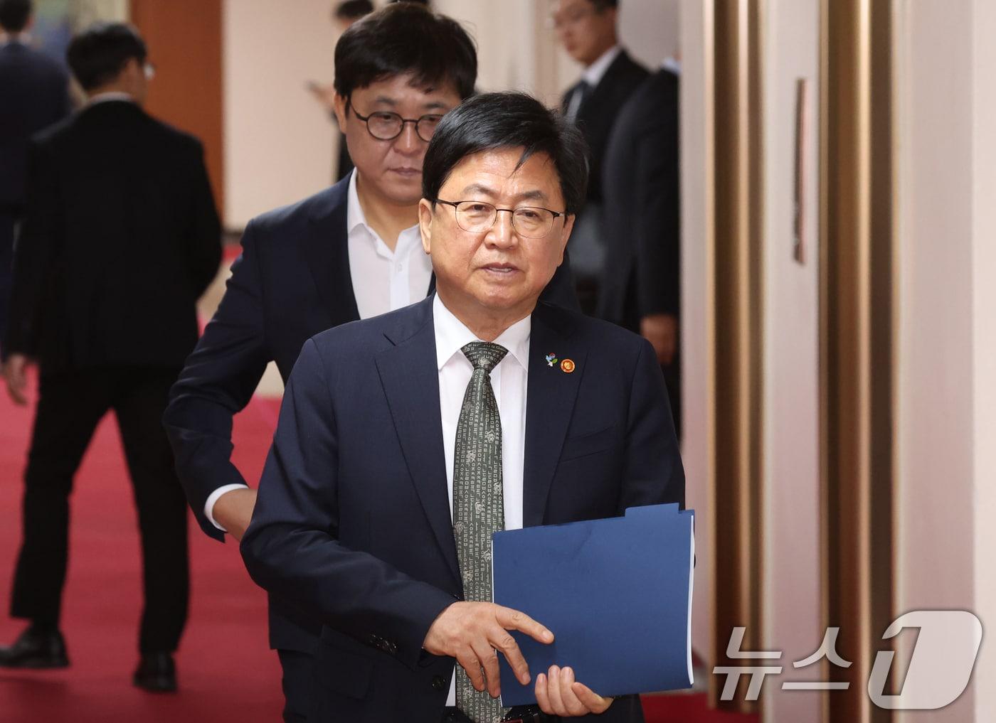 본문 이미지 - 최교진 교육부 장관이 9일 오전 서울 종로구 세종대로 정부서울청사에서 열린 국무회의에 참석하고 있다. 2026.6.9 ⓒ 뉴스1 김명섭 기자