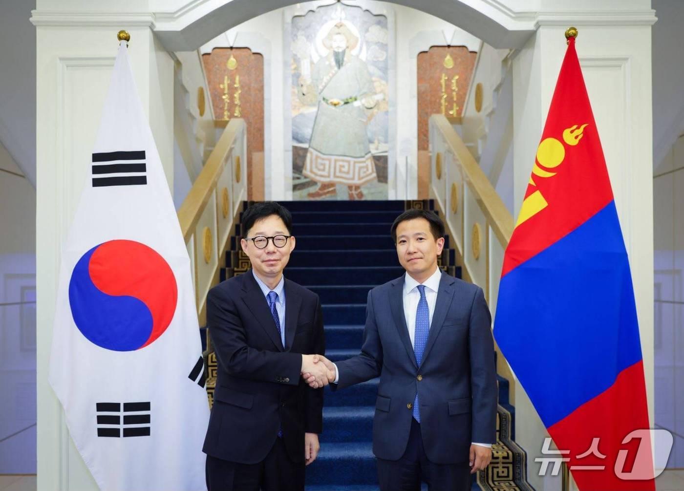 본문 이미지 - 박윤주 외교부 1차관(왼쪽)이 8일(현지시간) 몽골 울란바타르에서 검버수렌 아마르툽신(Gombosuren Amartuvsuin) 몽골 외교부 차관과 제1차 한-몽골 외교차관 전략대화에 앞서 악수하고 있다.(외교부 제공)