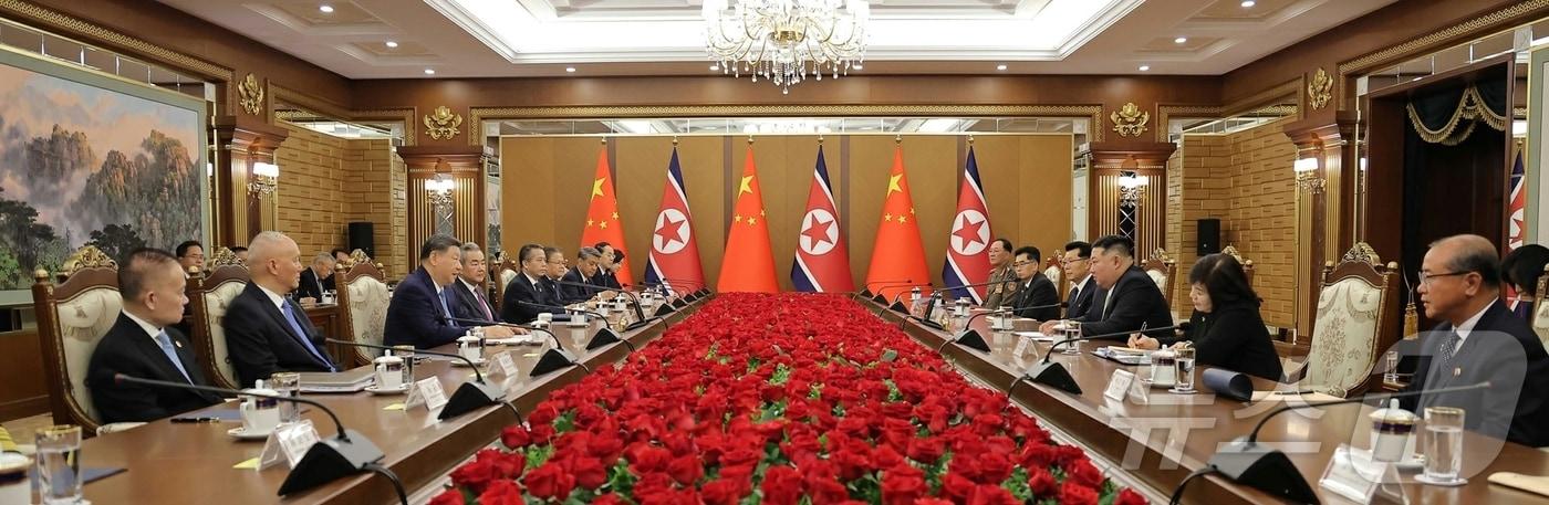 본문 이미지 - (평양 노동신문=뉴스1) = 북한 노동당 기관지 노동신문은 9일 "김정은 동지께서 6월 8일 중국공산당 중앙위원회 총서기, 중화인민공화국 주석 습근평(시진핑)동지와 회담했다＂라고 보도했다. 이들은 금수산 영빈관에서 두 나라 국기를 배경으로 기념촬영을 진행했다. [국내에서만 사용가능. 재배포 금지. DB 금지. For Use Only in the Republic of Korea. Redistribution Prohibited] rodongphoto@news1.kr