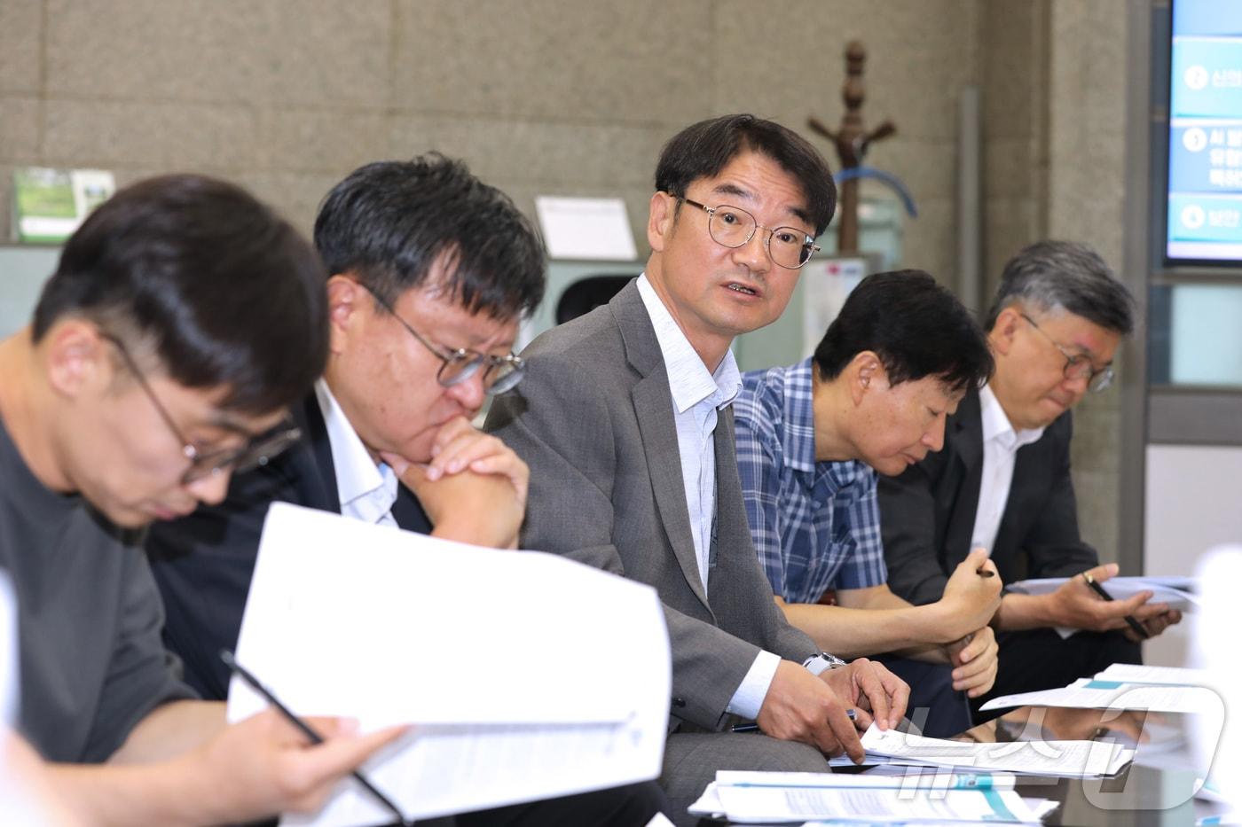본문 이미지 - 정연우 지식재산처 차장(왼쪽 세번째)이 9일 정부대전청사 기자실에서 백브리핑을 진행하고 있다.(지식재산처 제공. 재판매 및 DB금지) 2026.6.9  /뉴스1