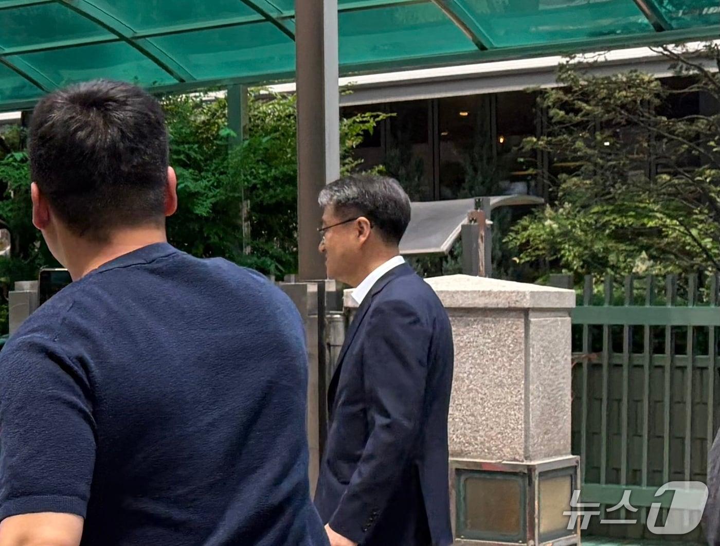 본문 이미지 - 9일 낮 12시 35분쯤 통일교의 원정도박 의혹 수사를 무마한 의혹을 받는 김도형 전 강원경찰청장이 경기 과천시 2차 종합특검팀(특별검사 권창영) 사무실에 출석하고 있다. 2026.6.9/ 뉴스1 김종훈 기자
