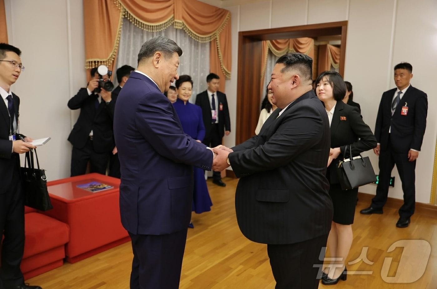 본문 이미지 - (평양 노동신문=뉴스1) = 김정은 북한 노동당 총비서와 시진핑 중국 국가주석이 지난 8일 평양체육관에서 열린 환영공연에 앞서 만나 인사하는 모습. [국내에서만 사용가능. 재배포 금지. DB 금지. For Use Only in the Republic of Korea. Redistribution Prohibited] rodongphoto@news1.kr