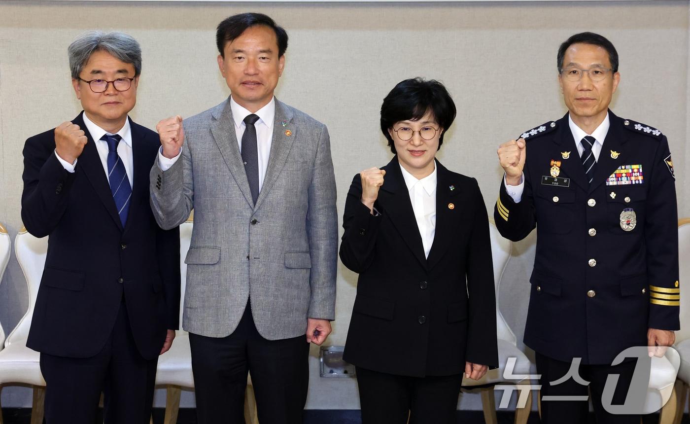 본문 이미지 - 원민경 성평등가족부 장관이 서울 종로구 정부서울청사에서 범정부 디지털성범죄 대응 협의체 킥 오프 회의에서 주요 참석자들과 기념촬영 하고 있다. 왼쪽부터 송요훈 방송미디어통신심의위원회 사무총장, 김종철 방송미디어통신위원회 위원장, 원 장관, 유재성 경찰청장 직무대행. 2026.6.9 ⓒ 뉴스1 김명섭 기자