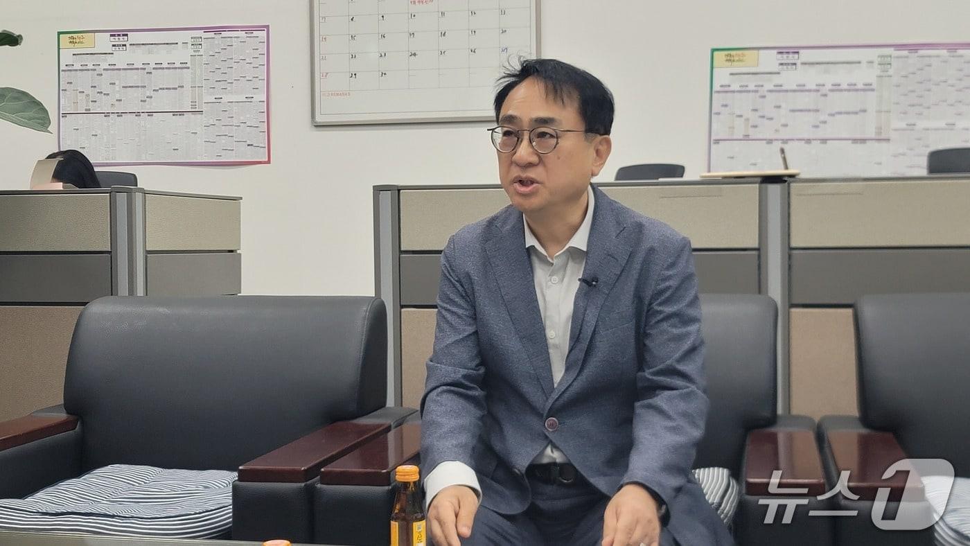 본문 이미지 - 김신응 인수위원회 대변인이 9일 청주시청에서 기자회견을 열고 인수위원회 명단을 공개하고 있다. 2026.6.9/뉴스1