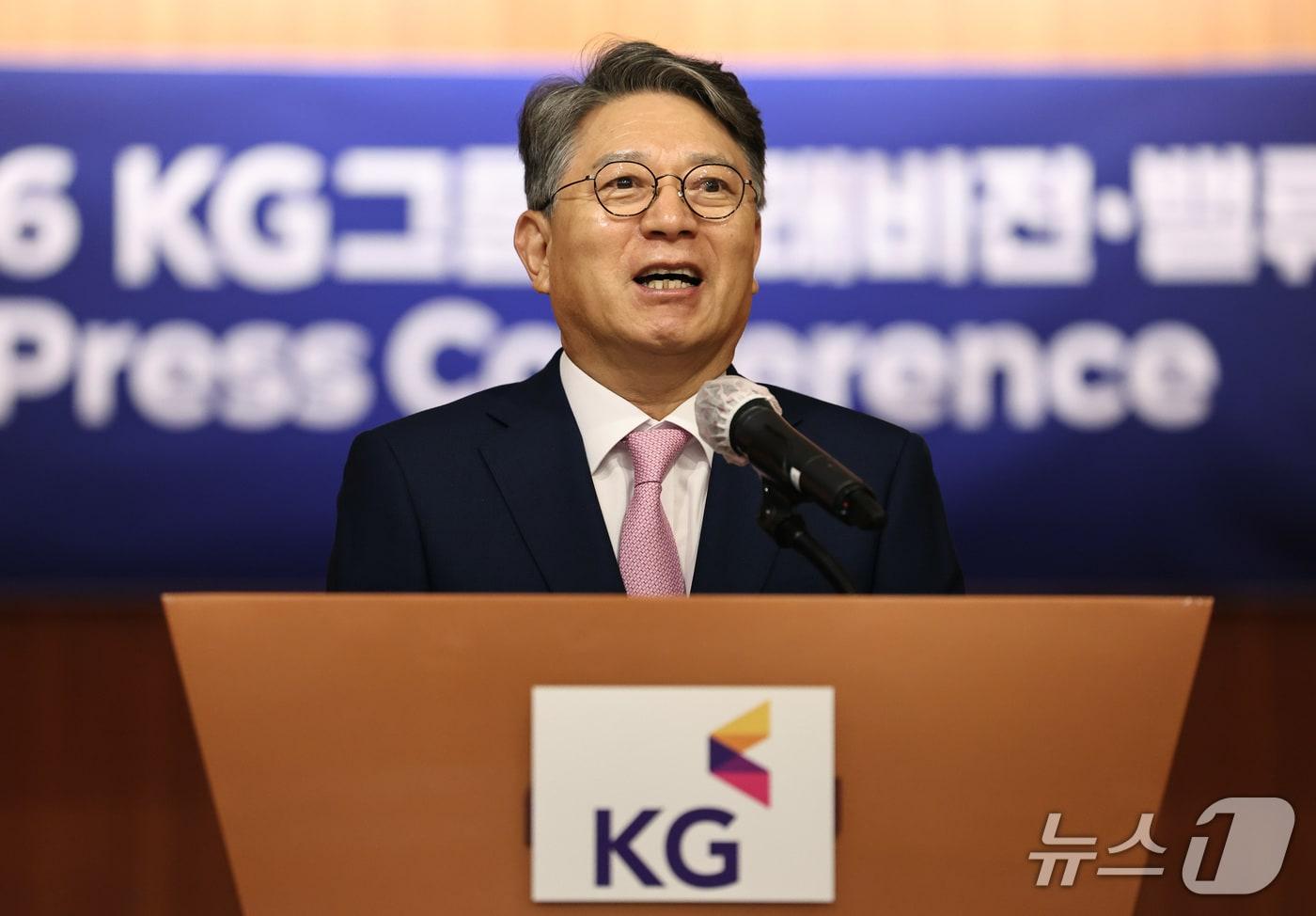 본문 이미지 - 곽재선 KG그룹 회장이 9일 서울 여의도 T아트홀에서 열린 미래 전략 구상 및 가치 제고 설명 기자간담회에서 사업계획을 발표하고 있다. 2026.6.9/뉴스1 ⓒ 뉴스1 구윤성 기자