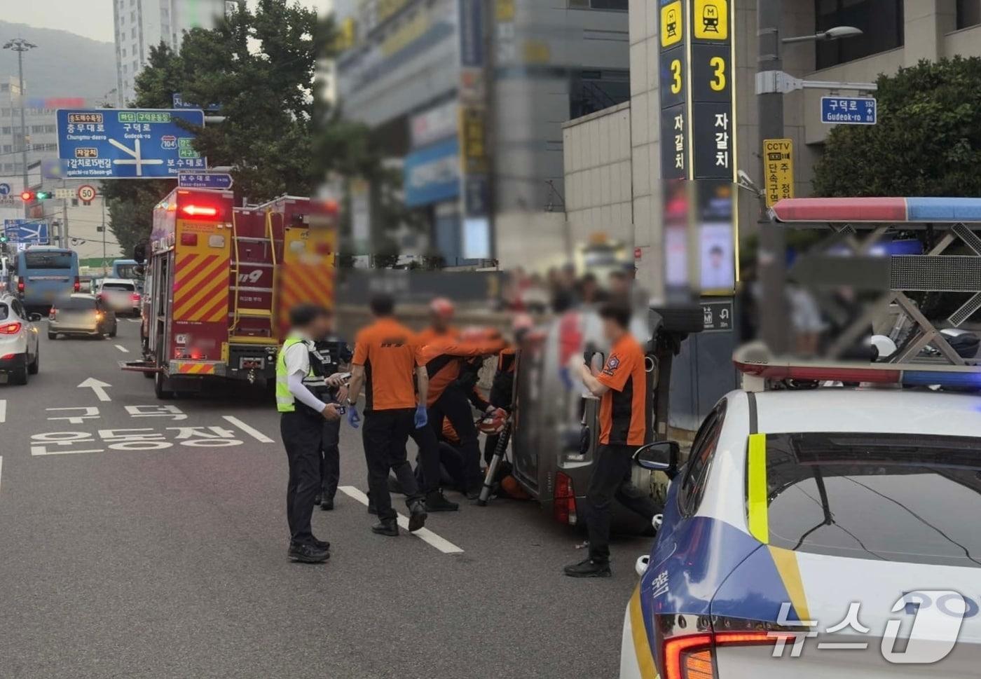 본문 이미지 - 부산 중구 남포사거리에서 발생한 전도 사고 현장 모습 (경찰 제공. 재판매 및 DB금지)