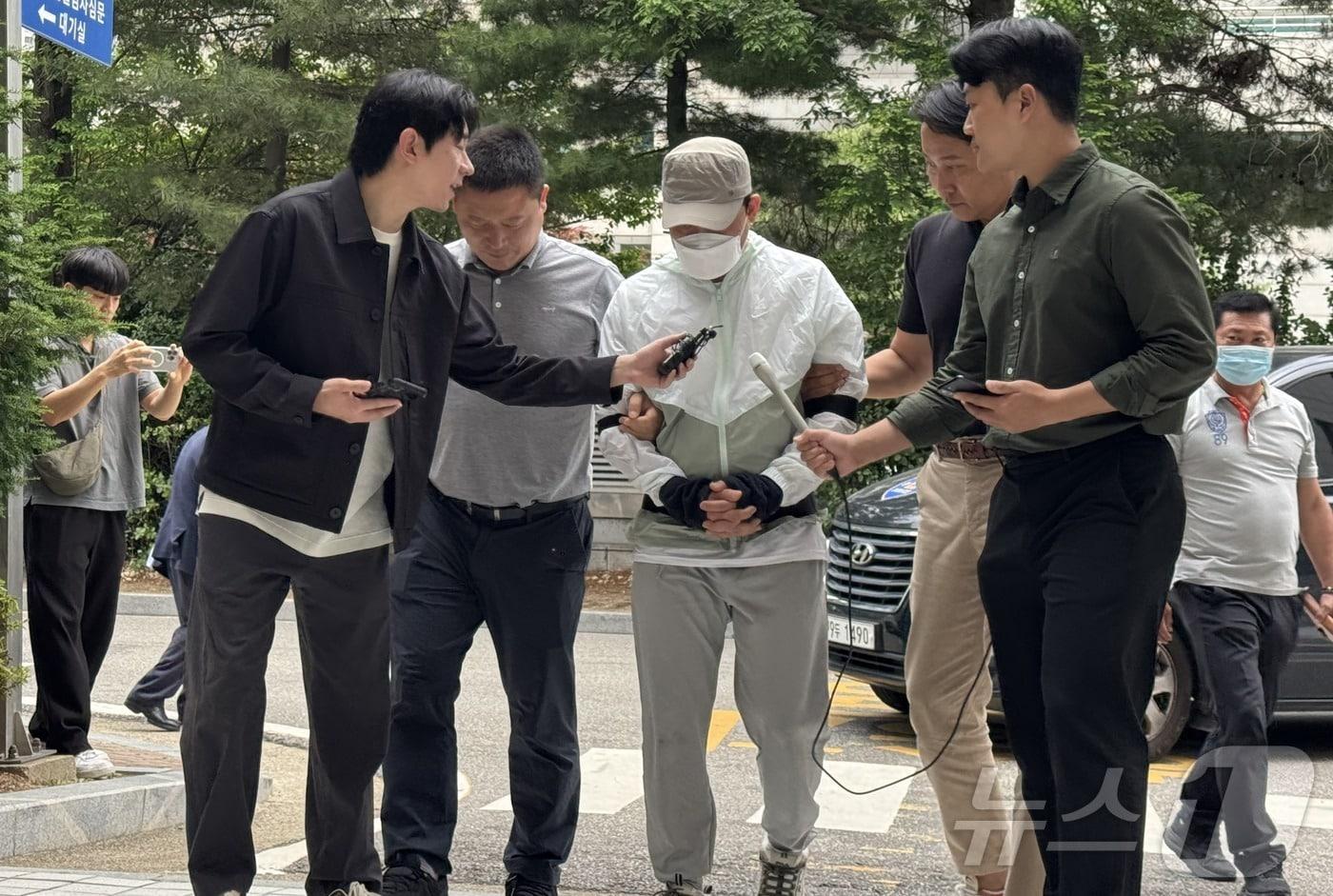 본문 이미지 - 강도살인 혐의를 받는 중국 국적 40대 남성 A 씨가 9일 오후 1시 30분쯤 영장실질심사를 받기 위해 인천지법에 모습을 드러냈다.2026.6.9 ⓒ 뉴스1 박소영 기자