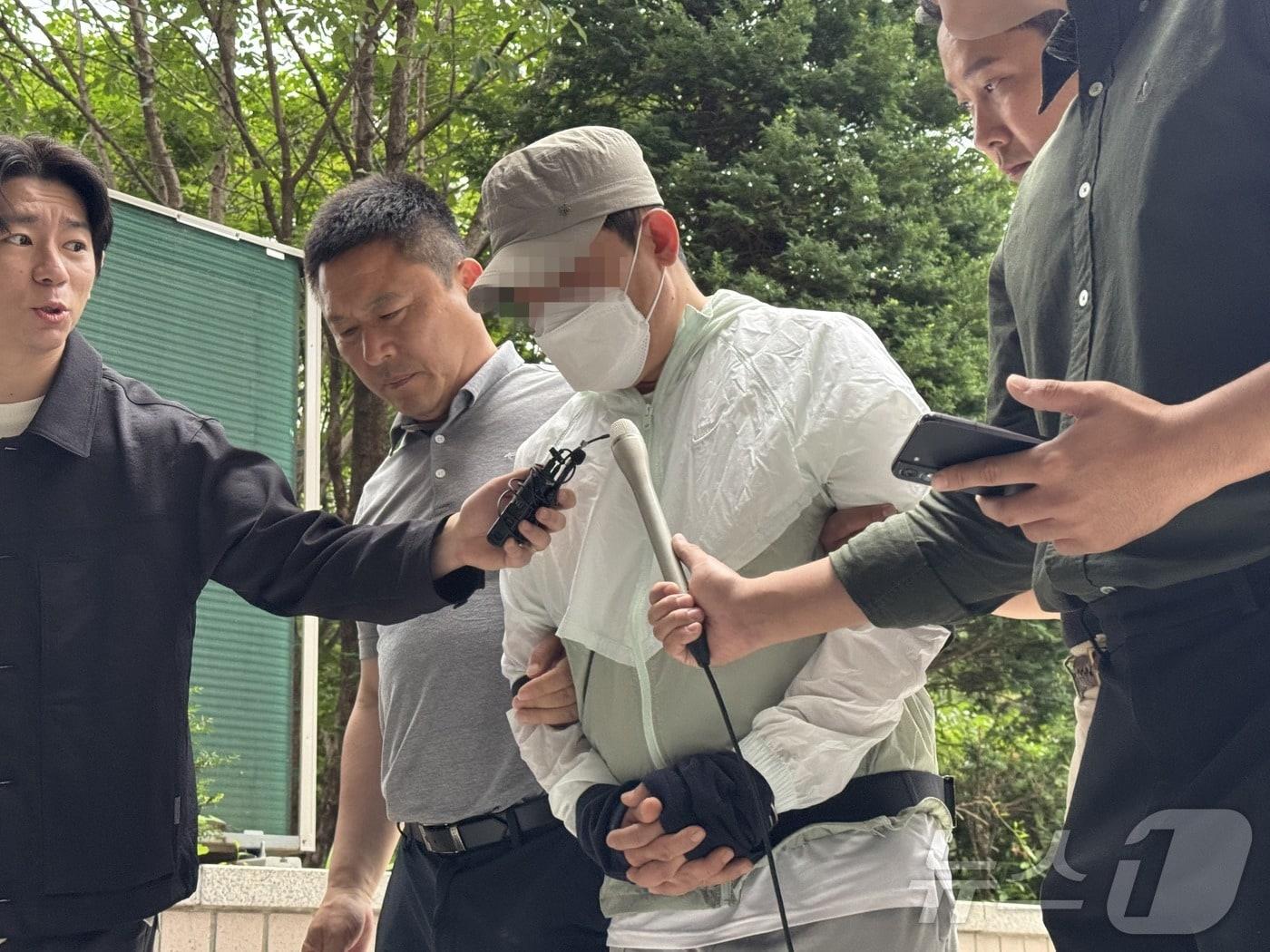 본문 이미지 - 강도살인 혐의를 받는 중국 국적 40대 남성 A 씨가 9일 오후 1시 30분쯤 영장실질심사를 받기 위해 인천지법에 모습을 드러냈다.2026.6.9 ⓒ 뉴스1 박소영 기자