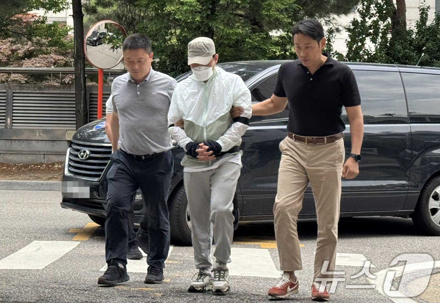 본문 이미지 - 강도살인 혐의를 받는 중국 국적 40대 남성 A 씨가 9일 오후 영장실질심사를 받기 위해 인천지법에 출석하고 있다. 2026.6.9 ⓒ 뉴스1 박소영 기자