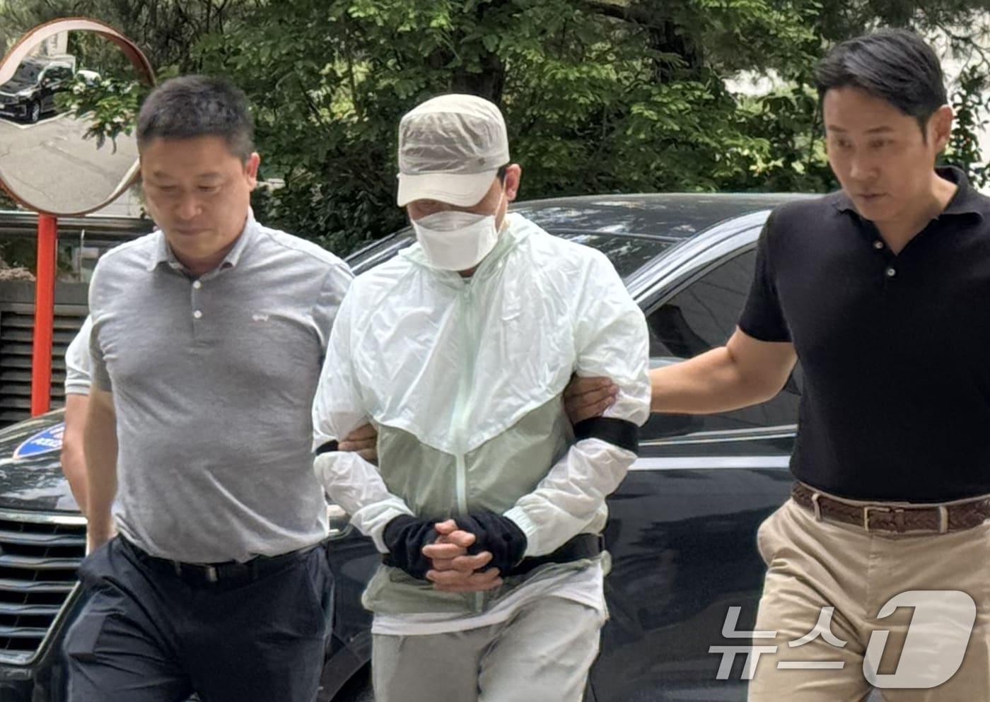 본문 이미지 - 강도살인 혐의를 받는 중국 국적 40대 남성 A 씨가 9일 오후 영장실질심사를 받기 위해 인천지법에 출석하고 있다. 2026.6.9 ⓒ 뉴스1 박소영 기자