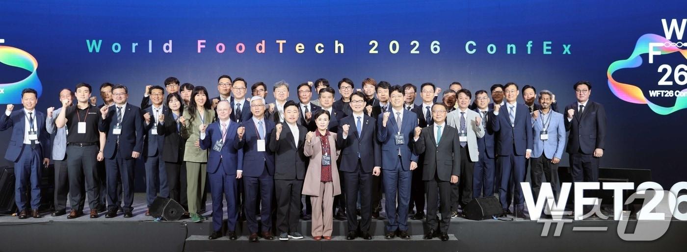 본문 이미지 - 농림축산식품부는 9일 서울 청계광장에서 '2026년 유기농데이 기념행사'를 열고, 친환경농업의 가치를 알리기 위한 대규모 소비촉진 행사를 진행했다. (농식품부 제공) /2026.6.9/ ⓒ 뉴스1