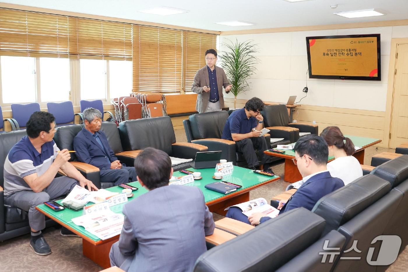 본문 이미지 -  8일 광양시가 '섬진강 재첩잡이 손틀어업 후속 발전전략 수립 용역' 최종보고회를 개최했다(광양시 제공) 