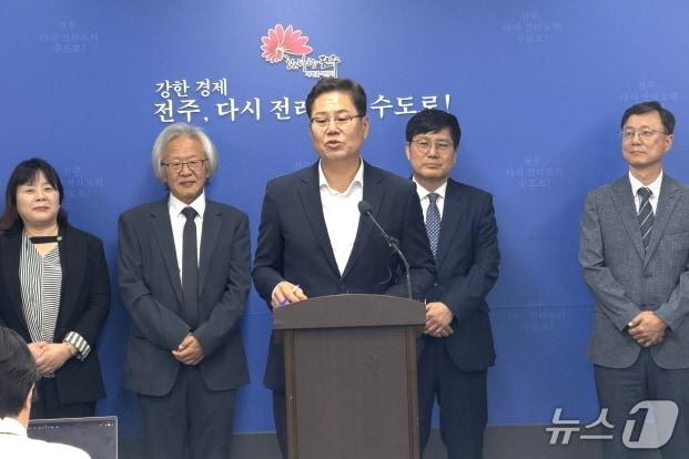 본문 이미지 - 조지훈 전주시장 당선인이 9일 오전 전주시청에서 기자회견을 열고 인수위원 명단을 발표하고 있다./뉴스1