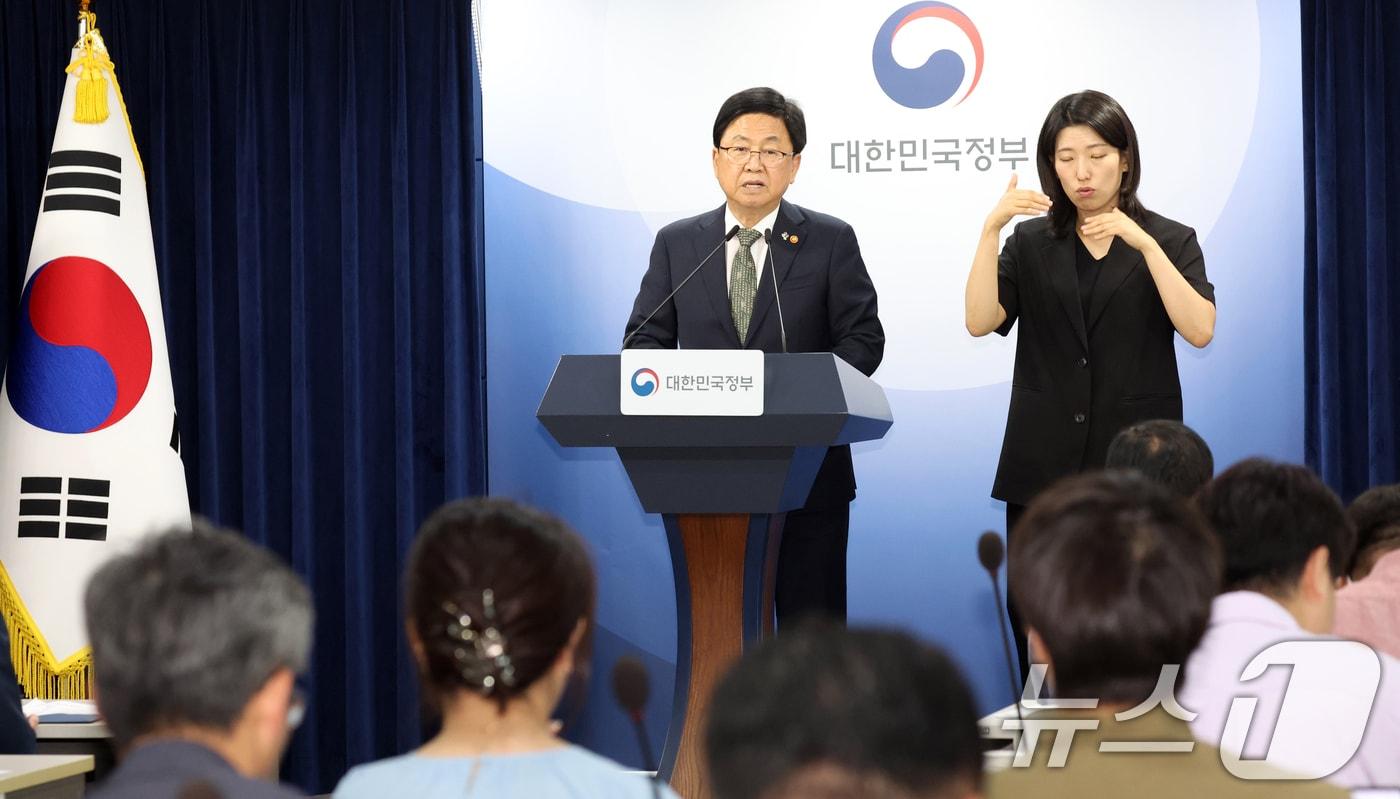 본문 이미지 - 최교진 교육부 장관이 9일 오후 서울 종로구 세종대로 정부서울청사에서 10대 청소년 자살예방 범정부 추진 대책 발표를 하고 있다. 2026.6.9 ⓒ 뉴스1 김명섭 기자